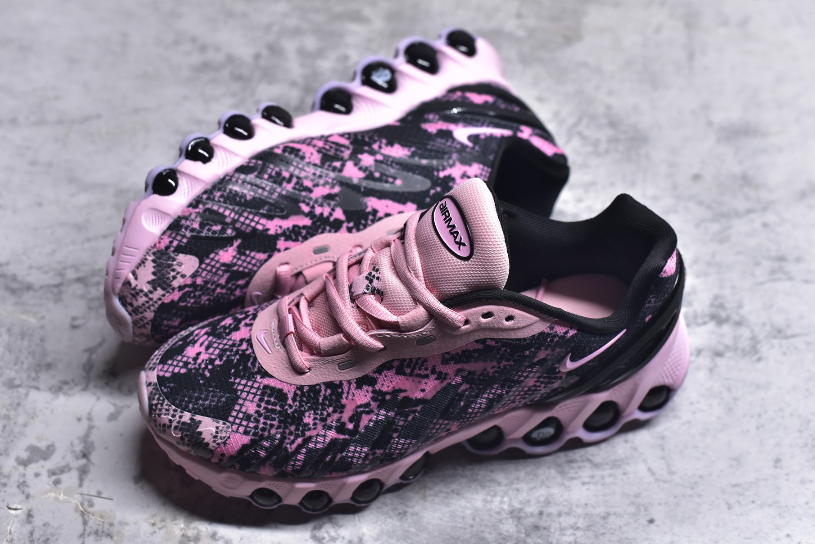 图片[7]-#Nike Air Max Dn8 舒适减震防滑耐磨低帮跑步鞋 男女同款 Nike 旗下 Air Max 家族正式迎来最新成员 Air Max DN8，此鞋款旨在透过 Dynamic Air 技术提升全天穿着体验，当中首次采用了全掌 Dynamic Air 系统，内置两组 Air 气垫，并透过八条互相连通的气管形成持续的气压循环，让每一步都更具弹性与灵活度。 货号：II0539-600 尺码：36 37.5 38 39 40 41 42 43 44 45-选品中心