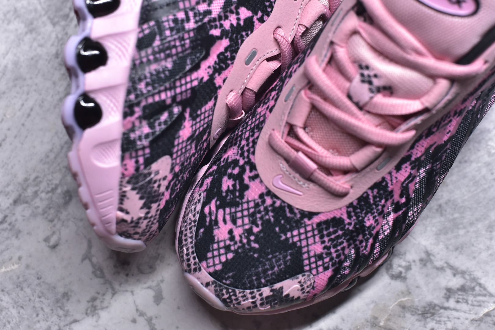 图片[8]-#Nike Air Max Dn8 舒适减震防滑耐磨低帮跑步鞋 男女同款 Nike 旗下 Air Max 家族正式迎来最新成员 Air Max DN8，此鞋款旨在透过 Dynamic Air 技术提升全天穿着体验，当中首次采用了全掌 Dynamic Air 系统，内置两组 Air 气垫，并透过八条互相连通的气管形成持续的气压循环，让每一步都更具弹性与灵活度。 货号：II0539-600 尺码：36 37.5 38 39 40 41 42 43 44 45-选品中心