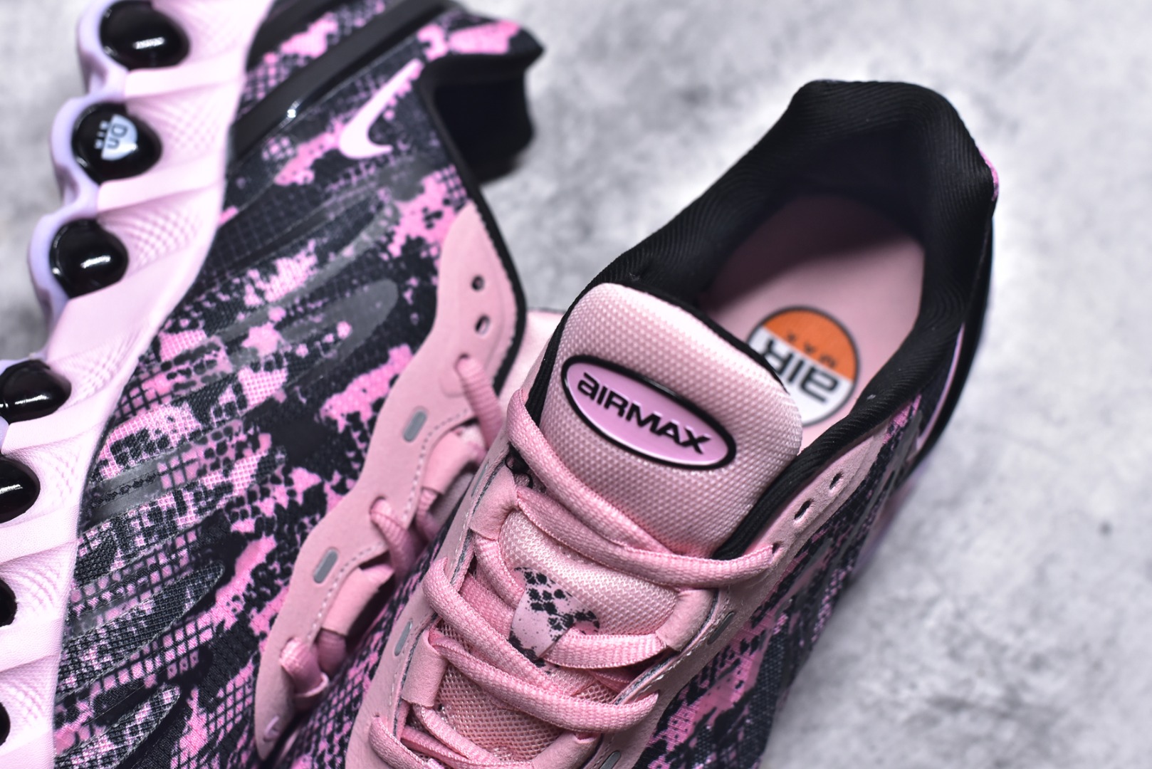 图片[9]-#Nike Air Max Dn8 舒适减震防滑耐磨低帮跑步鞋 男女同款 Nike 旗下 Air Max 家族正式迎来最新成员 Air Max DN8，此鞋款旨在透过 Dynamic Air 技术提升全天穿着体验，当中首次采用了全掌 Dynamic Air 系统，内置两组 Air 气垫，并透过八条互相连通的气管形成持续的气压循环，让每一步都更具弹性与灵活度。 货号：II0539-600 尺码：36 37.5 38 39 40 41 42 43 44 45-选品中心