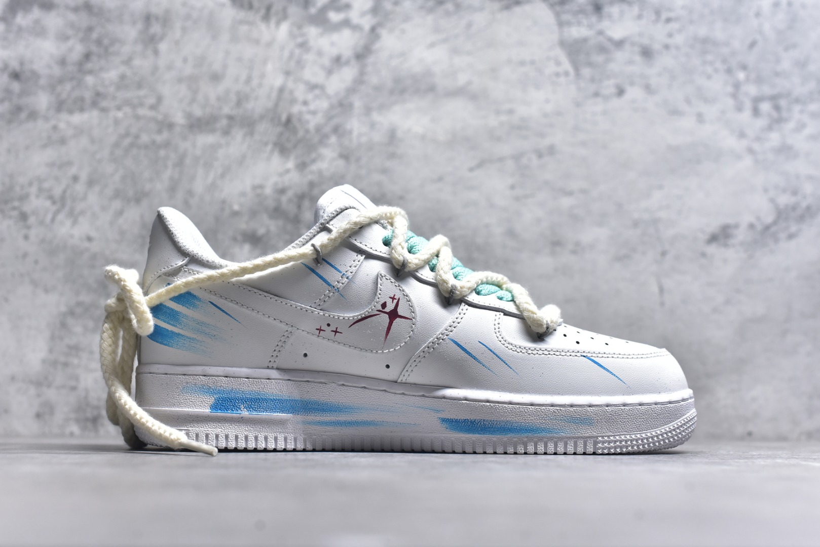 图片[3]-#Nike Air Force 1\’07 Low \”Aries\” 手绘涂鸦十二星座系列 白羊座 空军一号低帮休闲板鞋 星座321-419 #纯净的白色鞋身犹如无垠的宇宙画布。鞋面上，蓝色调为主的星空元素肆意铺展，深邃而迷人，仿佛将浩瀚星空浓缩于小小的鞋身之上。闪烁的星星、弯弯的月牙，每一处细节都精心勾勒，好似在诉说着白羊座的冒险故事。 尺码：36 36.5 37.5 38 38.5 39 40 40.5 41 42 42.5 43 44 44.5 45 9.D4-选品中心