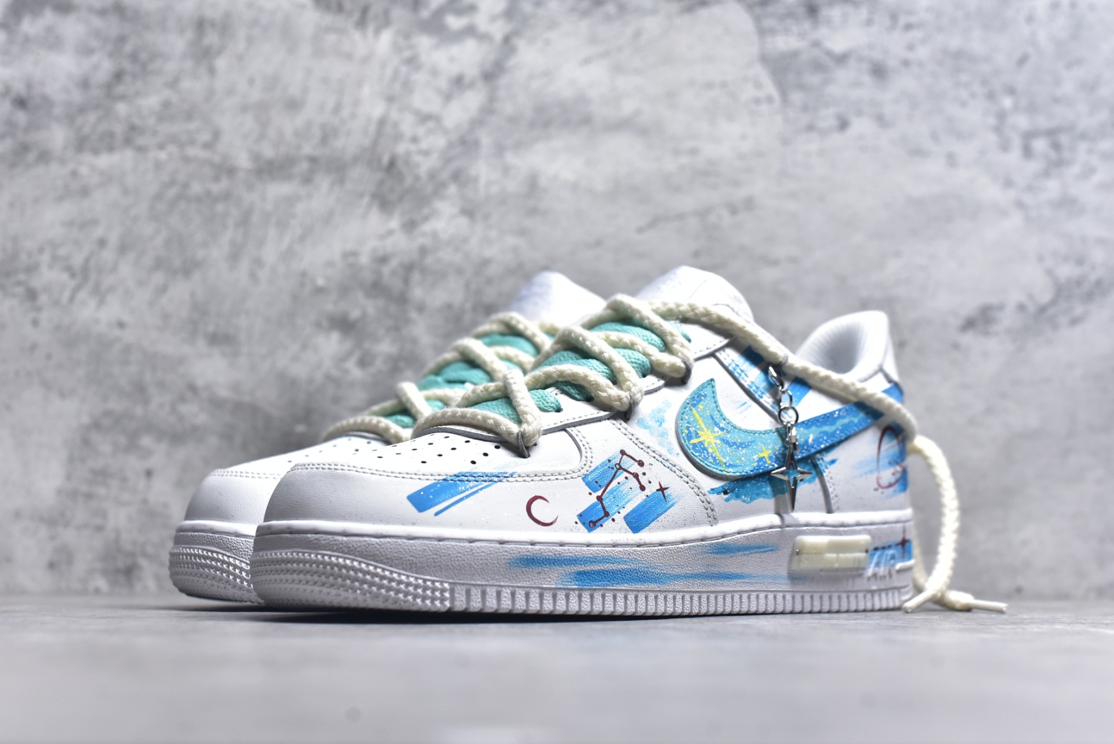 图片[2]-#Nike Air Force 1\’07 Low \”Aries\” 手绘涂鸦十二星座系列 白羊座 空军一号低帮休闲板鞋 星座321-419 #纯净的白色鞋身犹如无垠的宇宙画布。鞋面上，蓝色调为主的星空元素肆意铺展，深邃而迷人，仿佛将浩瀚星空浓缩于小小的鞋身之上。闪烁的星星、弯弯的月牙，每一处细节都精心勾勒，好似在诉说着白羊座的冒险故事。 尺码：36 36.5 37.5 38 38.5 39 40 40.5 41 42 42.5 43 44 44.5 45 9.D4-选品中心
