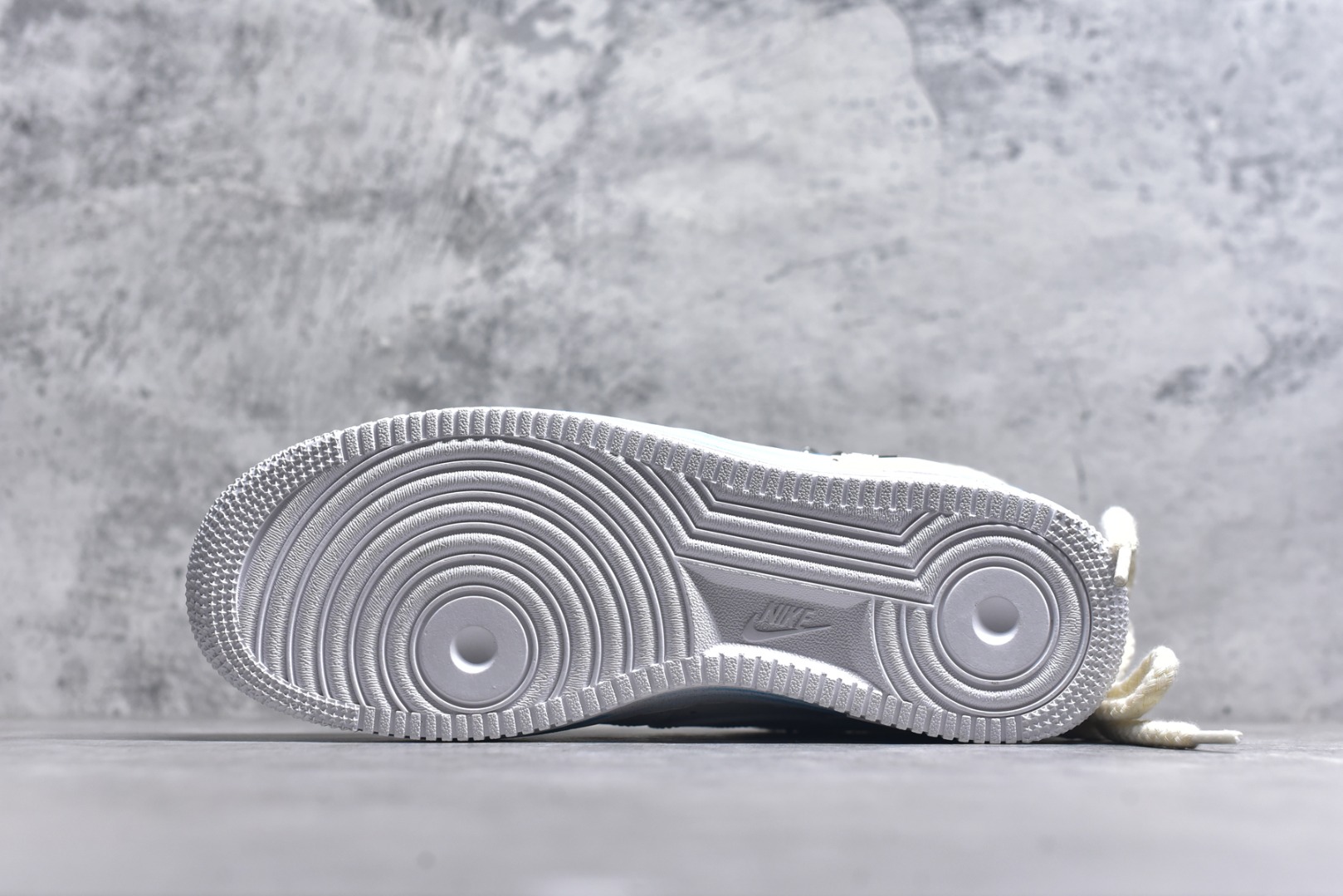 图片[6]-#Nike Air Force 1\’07 Low \”Aries\” 手绘涂鸦十二星座系列 白羊座 空军一号低帮休闲板鞋 星座321-419 #纯净的白色鞋身犹如无垠的宇宙画布。鞋面上，蓝色调为主的星空元素肆意铺展，深邃而迷人，仿佛将浩瀚星空浓缩于小小的鞋身之上。闪烁的星星、弯弯的月牙，每一处细节都精心勾勒，好似在诉说着白羊座的冒险故事。 尺码：36 36.5 37.5 38 38.5 39 40 40.5 41 42 42.5 43 44 44.5 45 9.D4-选品中心