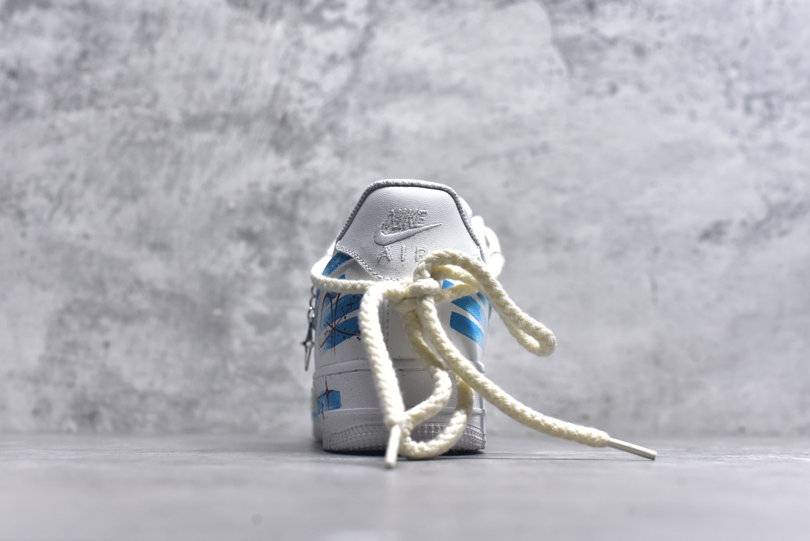 图片[5]-#Nike Air Force 1\’07 Low \”Aries\” 手绘涂鸦十二星座系列 白羊座 空军一号低帮休闲板鞋 星座321-419 #纯净的白色鞋身犹如无垠的宇宙画布。鞋面上，蓝色调为主的星空元素肆意铺展，深邃而迷人，仿佛将浩瀚星空浓缩于小小的鞋身之上。闪烁的星星、弯弯的月牙，每一处细节都精心勾勒，好似在诉说着白羊座的冒险故事。 尺码：36 36.5 37.5 38 38.5 39 40 40.5 41 42 42.5 43 44 44.5 45 9.D4-选品中心