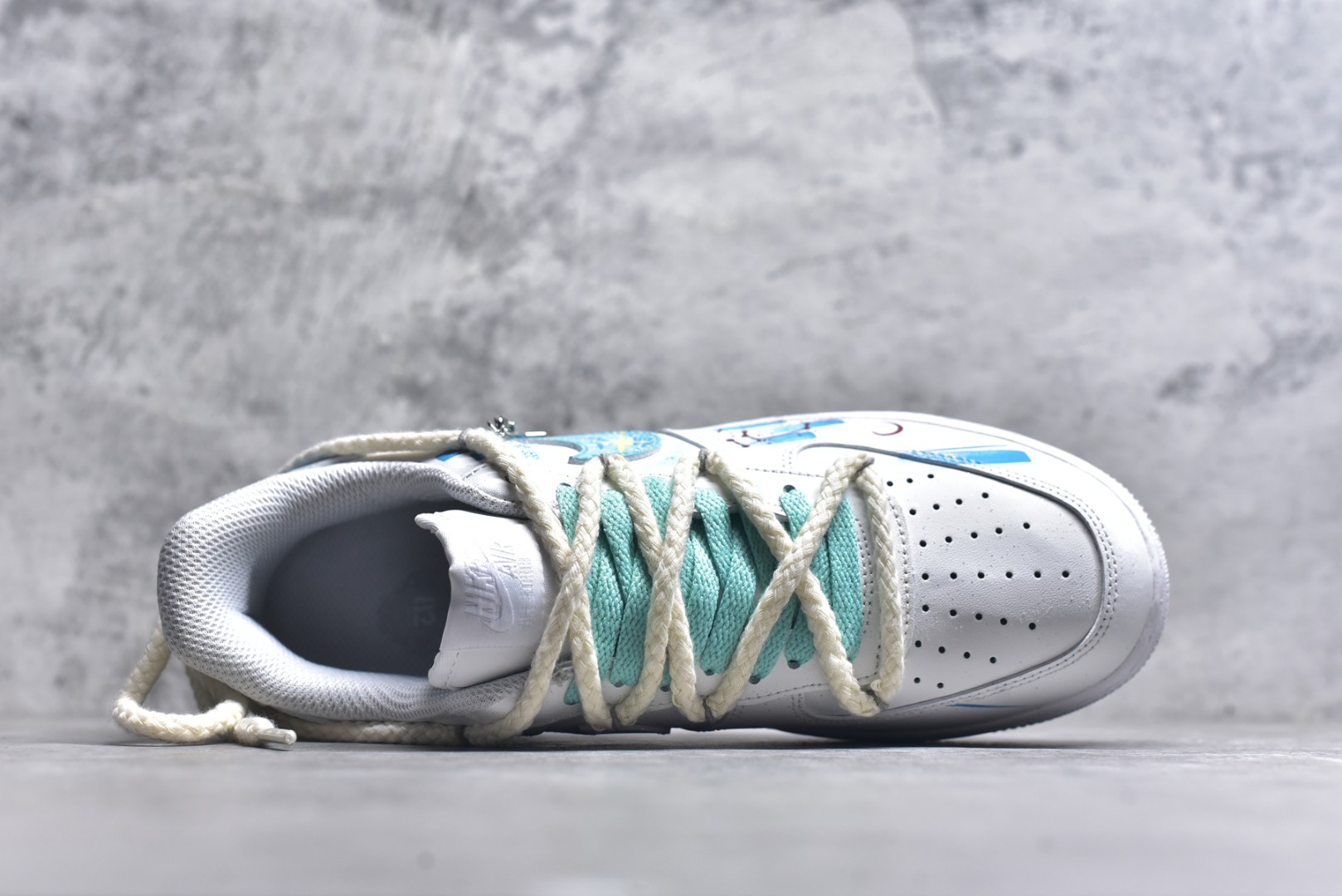 图片[4]-#Nike Air Force 1\’07 Low \”Aries\” 手绘涂鸦十二星座系列 白羊座 空军一号低帮休闲板鞋 星座321-419 #纯净的白色鞋身犹如无垠的宇宙画布。鞋面上，蓝色调为主的星空元素肆意铺展，深邃而迷人，仿佛将浩瀚星空浓缩于小小的鞋身之上。闪烁的星星、弯弯的月牙，每一处细节都精心勾勒，好似在诉说着白羊座的冒险故事。 尺码：36 36.5 37.5 38 38.5 39 40 40.5 41 42 42.5 43 44 44.5 45 9.D4-选品中心