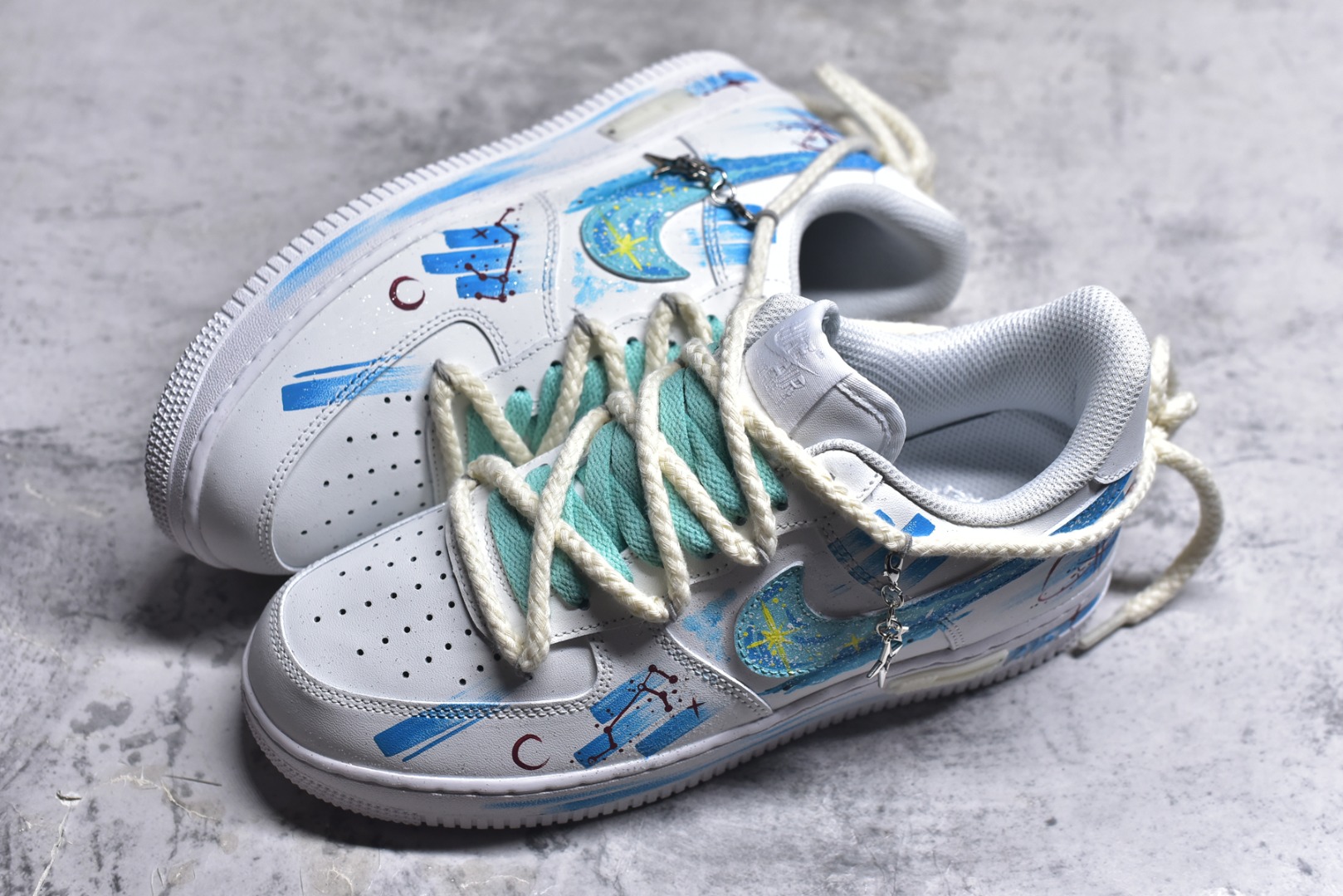 图片[7]-#Nike Air Force 1\’07 Low \”Aries\” 手绘涂鸦十二星座系列 白羊座 空军一号低帮休闲板鞋 星座321-419 #纯净的白色鞋身犹如无垠的宇宙画布。鞋面上，蓝色调为主的星空元素肆意铺展，深邃而迷人，仿佛将浩瀚星空浓缩于小小的鞋身之上。闪烁的星星、弯弯的月牙，每一处细节都精心勾勒，好似在诉说着白羊座的冒险故事。 尺码：36 36.5 37.5 38 38.5 39 40 40.5 41 42 42.5 43 44 44.5 45 9.D4-选品中心