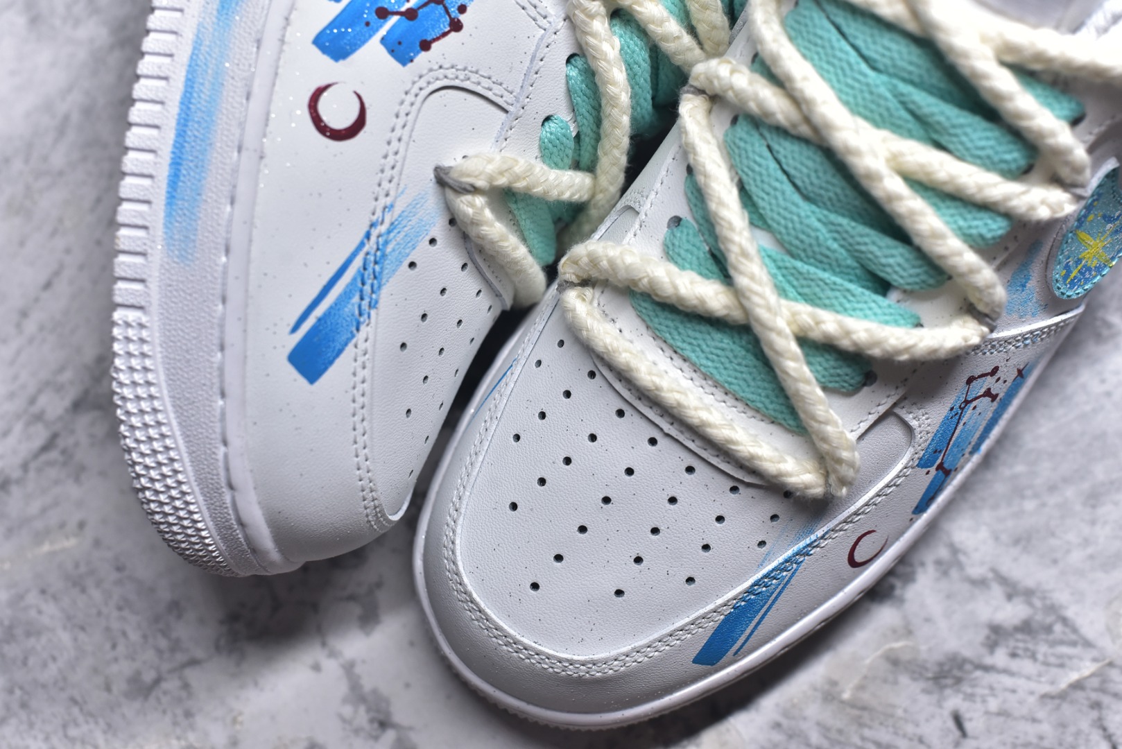 图片[8]-#Nike Air Force 1\’07 Low \”Aries\” 手绘涂鸦十二星座系列 白羊座 空军一号低帮休闲板鞋 星座321-419 #纯净的白色鞋身犹如无垠的宇宙画布。鞋面上，蓝色调为主的星空元素肆意铺展，深邃而迷人，仿佛将浩瀚星空浓缩于小小的鞋身之上。闪烁的星星、弯弯的月牙，每一处细节都精心勾勒，好似在诉说着白羊座的冒险故事。 尺码：36 36.5 37.5 38 38.5 39 40 40.5 41 42 42.5 43 44 44.5 45 9.D4-选品中心