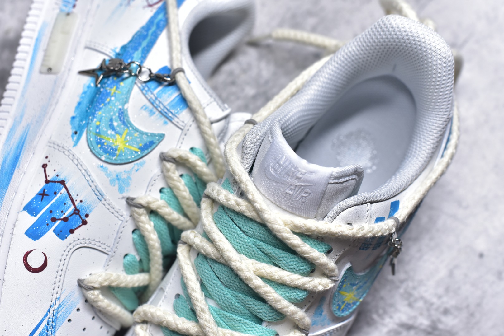 图片[9]-#Nike Air Force 1\’07 Low \”Aries\” 手绘涂鸦十二星座系列 白羊座 空军一号低帮休闲板鞋 星座321-419 #纯净的白色鞋身犹如无垠的宇宙画布。鞋面上，蓝色调为主的星空元素肆意铺展，深邃而迷人，仿佛将浩瀚星空浓缩于小小的鞋身之上。闪烁的星星、弯弯的月牙，每一处细节都精心勾勒，好似在诉说着白羊座的冒险故事。 尺码：36 36.5 37.5 38 38.5 39 40 40.5 41 42 42.5 43 44 44.5 45 9.D4-选品中心