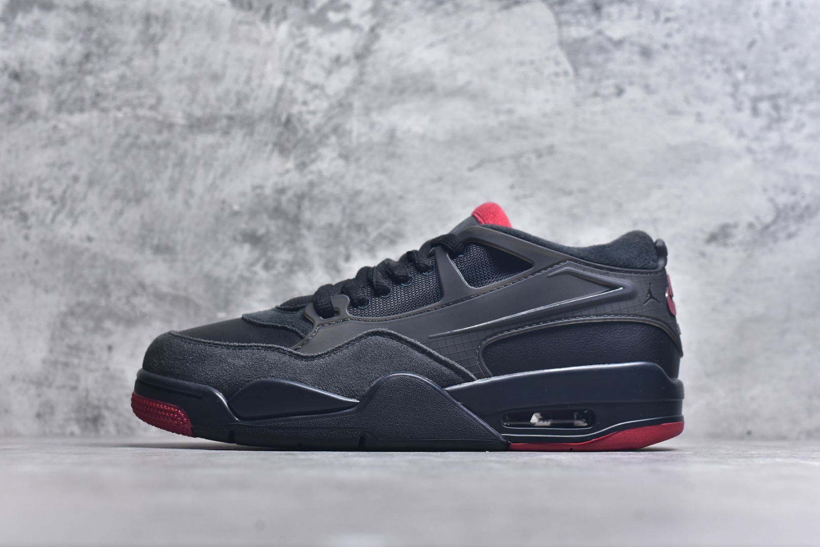 #Air Jordan AJ4 RM 重置 重制版低帮复古篮球鞋 黑红 FQ7939-060 采用了低帮的设计 并保留了众多AJ4的经典元素 鞋身以皮革、麂皮材质拼接打造 AJ4经典的TPU材质延伸至后跟 增强鞋款稳定性 而鞋身侧面的网格设计则被取消 尾部的NIKE AIR标志也得到保留 并同时带有飞人logo 中底部分同样搭载了可视AIR气垫 鞋底采用米白色中底和外底呈现 为整个设计收尾 尺码：36 36.5 37.5 38 38.5 39 40 40.5 41 42 42.5 43 44 44.5 45 46 47.5-选品中心