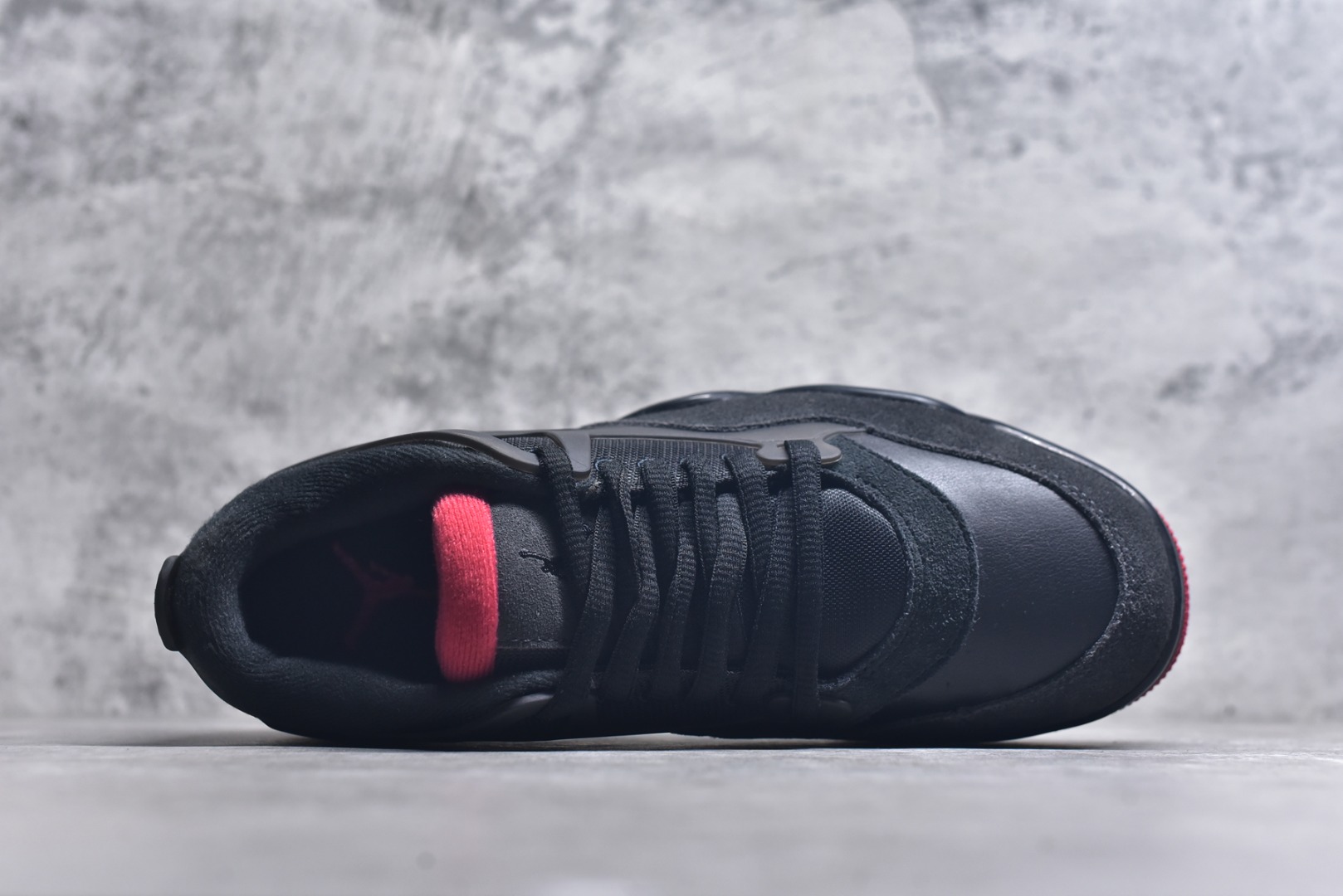 图片[4]-#Air Jordan AJ4 RM 重置 重制版低帮复古篮球鞋 黑红 FQ7939-060 采用了低帮的设计 并保留了众多AJ4的经典元素 鞋身以皮革、麂皮材质拼接打造 AJ4经典的TPU材质延伸至后跟 增强鞋款稳定性 而鞋身侧面的网格设计则被取消 尾部的NIKE AIR标志也得到保留 并同时带有飞人logo 中底部分同样搭载了可视AIR气垫 鞋底采用米白色中底和外底呈现 为整个设计收尾 尺码：36 36.5 37.5 38 38.5 39 40 40.5 41 42 42.5 43 44 44.5 45 46 47.5-选品中心