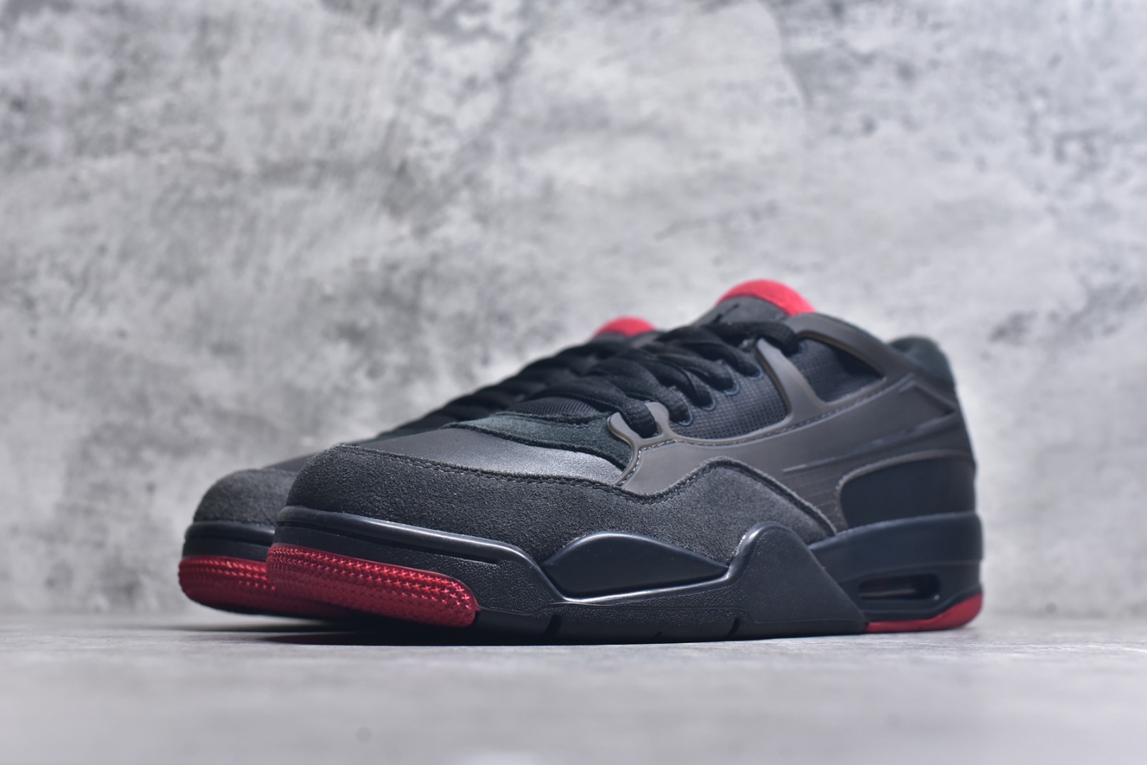 图片[2]-#Air Jordan AJ4 RM 重置 重制版低帮复古篮球鞋 黑红 FQ7939-060 采用了低帮的设计 并保留了众多AJ4的经典元素 鞋身以皮革、麂皮材质拼接打造 AJ4经典的TPU材质延伸至后跟 增强鞋款稳定性 而鞋身侧面的网格设计则被取消 尾部的NIKE AIR标志也得到保留 并同时带有飞人logo 中底部分同样搭载了可视AIR气垫 鞋底采用米白色中底和外底呈现 为整个设计收尾 尺码：36 36.5 37.5 38 38.5 39 40 40.5 41 42 42.5 43 44 44.5 45 46 47.5-选品中心