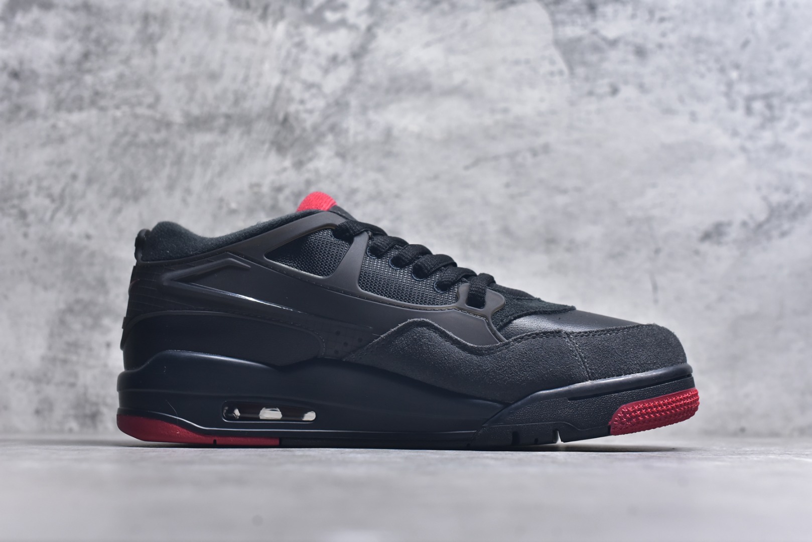 图片[3]-#Air Jordan AJ4 RM 重置 重制版低帮复古篮球鞋 黑红 FQ7939-060 采用了低帮的设计 并保留了众多AJ4的经典元素 鞋身以皮革、麂皮材质拼接打造 AJ4经典的TPU材质延伸至后跟 增强鞋款稳定性 而鞋身侧面的网格设计则被取消 尾部的NIKE AIR标志也得到保留 并同时带有飞人logo 中底部分同样搭载了可视AIR气垫 鞋底采用米白色中底和外底呈现 为整个设计收尾 尺码：36 36.5 37.5 38 38.5 39 40 40.5 41 42 42.5 43 44 44.5 45 46 47.5-选品中心