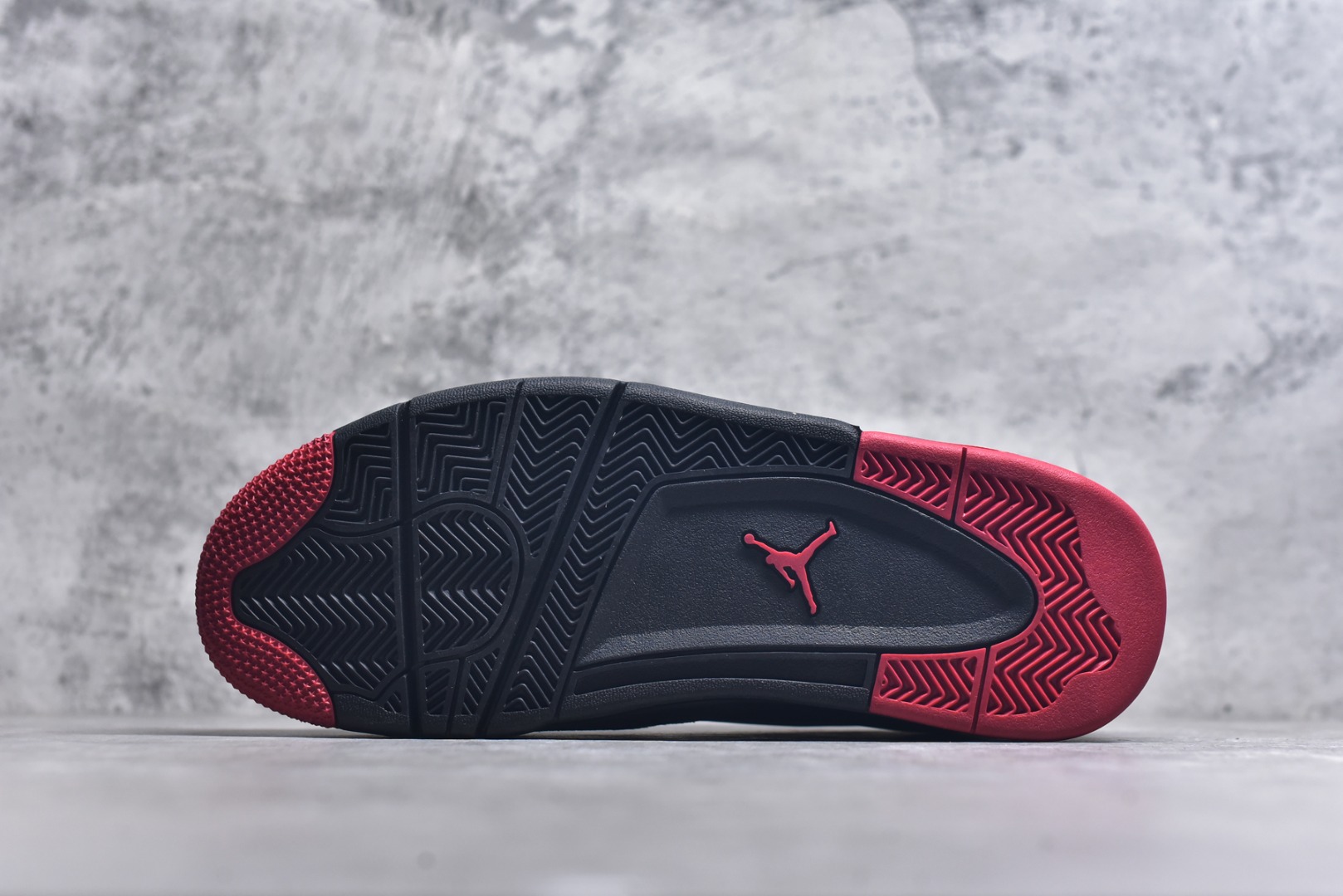 图片[6]-#Air Jordan AJ4 RM 重置 重制版低帮复古篮球鞋 黑红 FQ7939-060 采用了低帮的设计 并保留了众多AJ4的经典元素 鞋身以皮革、麂皮材质拼接打造 AJ4经典的TPU材质延伸至后跟 增强鞋款稳定性 而鞋身侧面的网格设计则被取消 尾部的NIKE AIR标志也得到保留 并同时带有飞人logo 中底部分同样搭载了可视AIR气垫 鞋底采用米白色中底和外底呈现 为整个设计收尾 尺码：36 36.5 37.5 38 38.5 39 40 40.5 41 42 42.5 43 44 44.5 45 46 47.5-选品中心