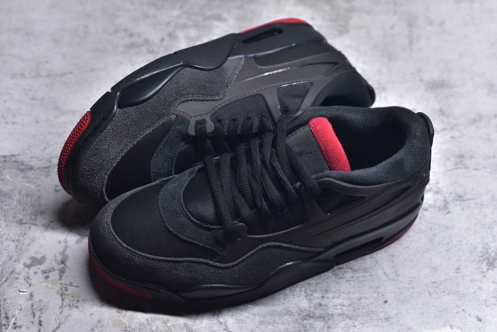 图片[7]-#Air Jordan AJ4 RM 重置 重制版低帮复古篮球鞋 黑红 FQ7939-060 采用了低帮的设计 并保留了众多AJ4的经典元素 鞋身以皮革、麂皮材质拼接打造 AJ4经典的TPU材质延伸至后跟 增强鞋款稳定性 而鞋身侧面的网格设计则被取消 尾部的NIKE AIR标志也得到保留 并同时带有飞人logo 中底部分同样搭载了可视AIR气垫 鞋底采用米白色中底和外底呈现 为整个设计收尾 尺码：36 36.5 37.5 38 38.5 39 40 40.5 41 42 42.5 43 44 44.5 45 46 47.5-选品中心