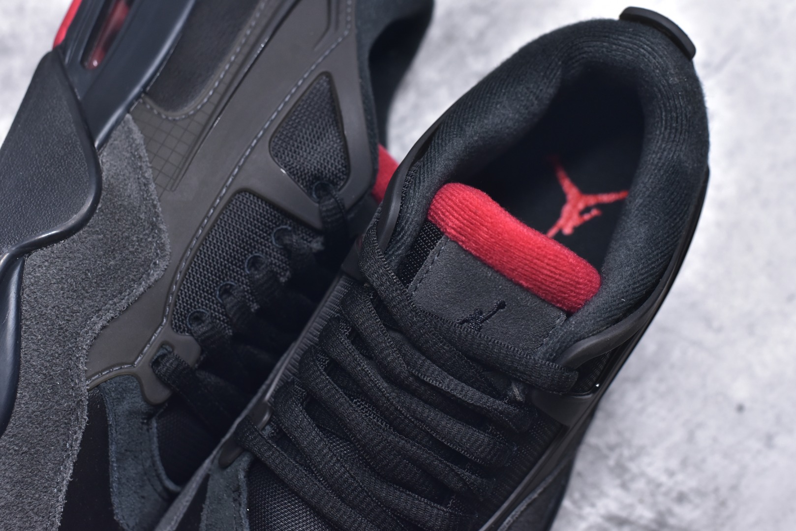 图片[9]-#Air Jordan AJ4 RM 重置 重制版低帮复古篮球鞋 黑红 FQ7939-060 采用了低帮的设计 并保留了众多AJ4的经典元素 鞋身以皮革、麂皮材质拼接打造 AJ4经典的TPU材质延伸至后跟 增强鞋款稳定性 而鞋身侧面的网格设计则被取消 尾部的NIKE AIR标志也得到保留 并同时带有飞人logo 中底部分同样搭载了可视AIR气垫 鞋底采用米白色中底和外底呈现 为整个设计收尾 尺码：36 36.5 37.5 38 38.5 39 40 40.5 41 42 42.5 43 44 44.5 45 46 47.5-选品中心