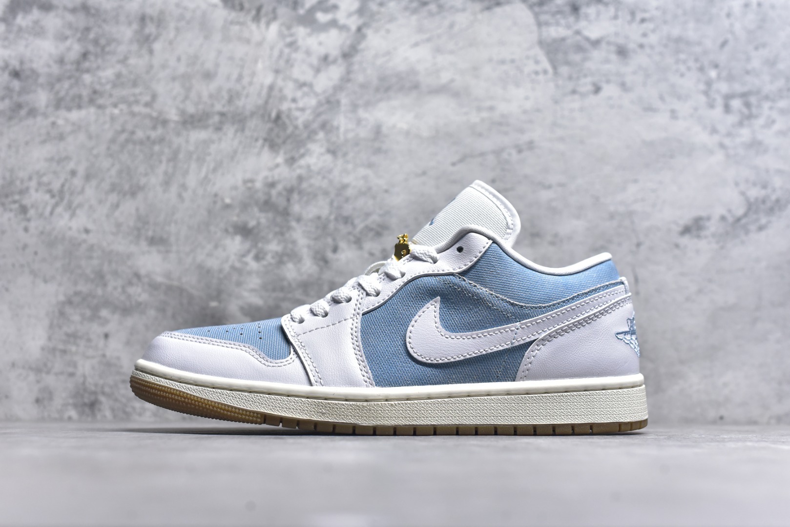 #Air Jordan 1 Low Denim ”Worn Blue“ 丹宁牛仔 低帮复古文化篮球鞋 #市售最高品质 原鞋开发 大厂代工流水线打造 公司货既视感 细节随意对比 货号：HQ2004-400 尺码：40 40.5 41 42 42.5 43 44 44.5 45 46-选品中心