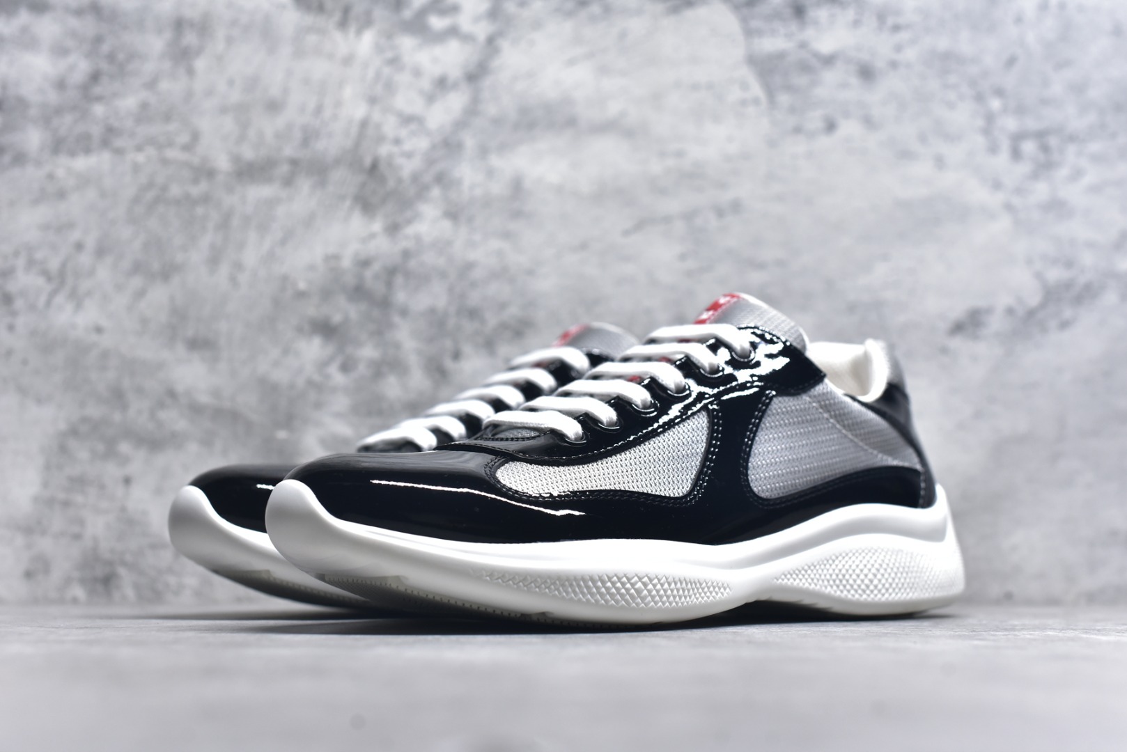 图片[2]-#外贸鬼佬版 东莞纯原顶级品质 原版一比一开发 普拉达 Prada Linea Rossa 徽标彰显独特的设计格调 （正品原版黑色外盒版本⚠️）海外畅销版 低帮休闲运动鞋 3厘米轻质柔韧鞋底 橡胶胎面花纹 海淘代购同渠道品质 高端零售 外贸充正专供 完美楦型 正确卡色 质感媲美原版 细节与原版一致 请注意区分市面版本 尺码：40 41 42 43 44 45 46 47-选品中心