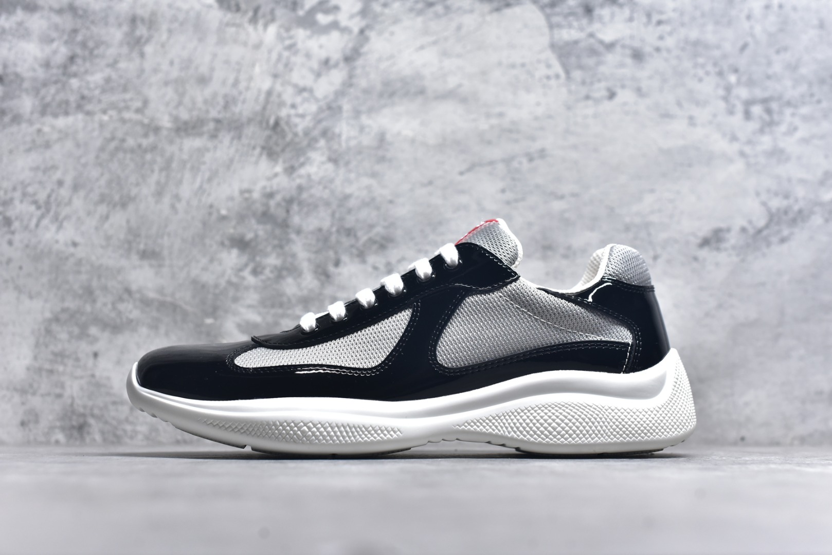 #外贸鬼佬版 东莞纯原顶级品质 原版一比一开发 普拉达 Prada Linea Rossa 徽标彰显独特的设计格调 （正品原版黑色外盒版本⚠️）海外畅销版 低帮休闲运动鞋 3厘米轻质柔韧鞋底 橡胶胎面花纹 海淘代购同渠道品质 高端零售 外贸充正专供 完美楦型 正确卡色 质感媲美原版 细节与原版一致 请注意区分市面版本 尺码：40 41 42 43 44 45 46 47-选品中心