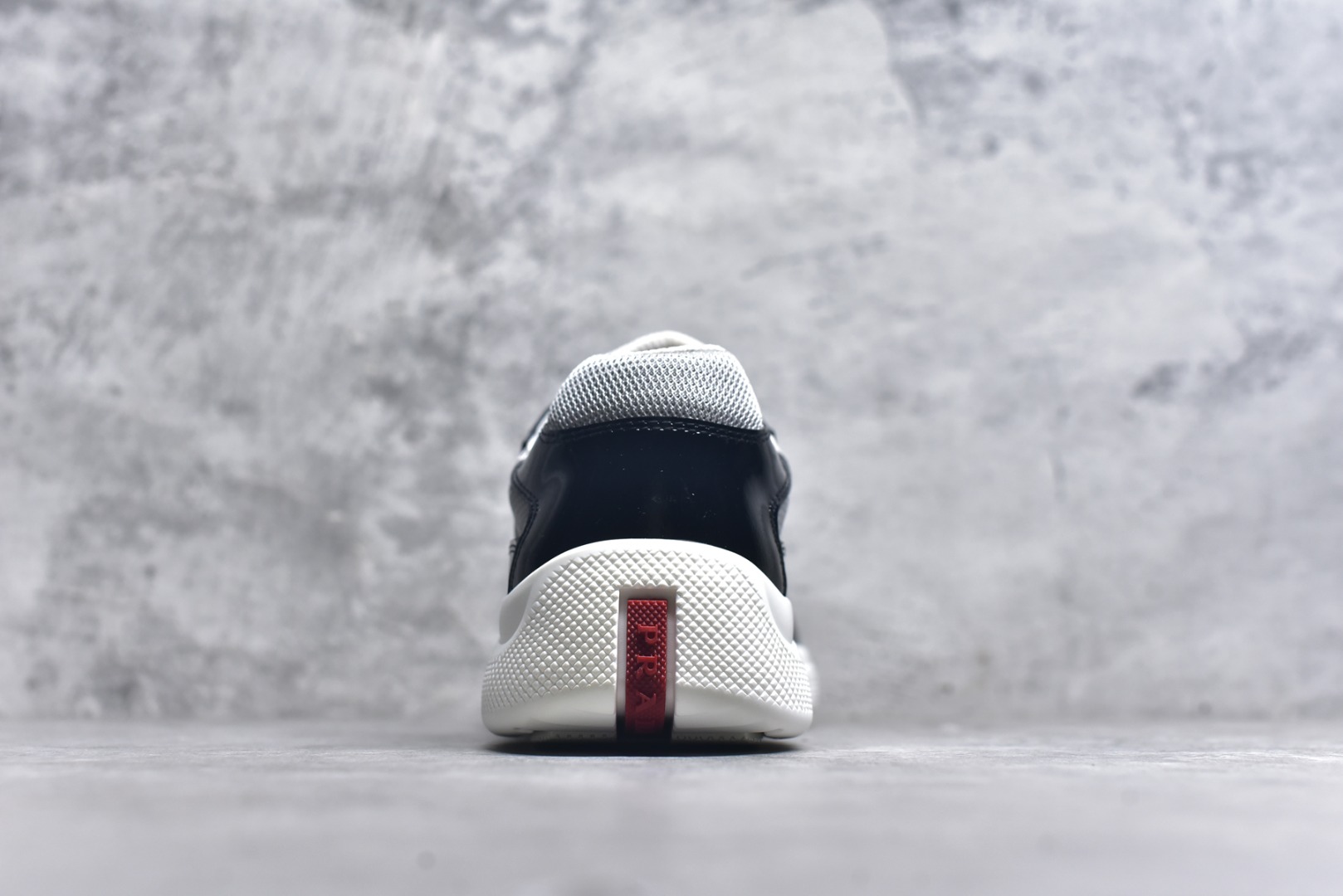 图片[5]-#外贸鬼佬版 东莞纯原顶级品质 原版一比一开发 普拉达 Prada Linea Rossa 徽标彰显独特的设计格调 （正品原版黑色外盒版本⚠️）海外畅销版 低帮休闲运动鞋 3厘米轻质柔韧鞋底 橡胶胎面花纹 海淘代购同渠道品质 高端零售 外贸充正专供 完美楦型 正确卡色 质感媲美原版 细节与原版一致 请注意区分市面版本 尺码：40 41 42 43 44 45 46 47-选品中心