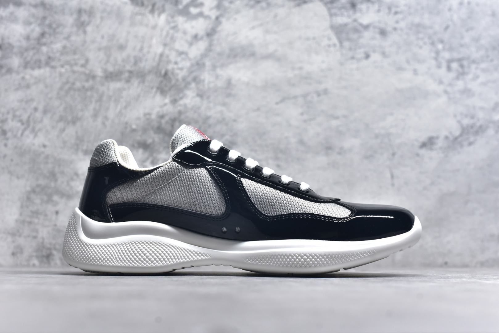 图片[3]-#外贸鬼佬版 东莞纯原顶级品质 原版一比一开发 普拉达 Prada Linea Rossa 徽标彰显独特的设计格调 （正品原版黑色外盒版本⚠️）海外畅销版 低帮休闲运动鞋 3厘米轻质柔韧鞋底 橡胶胎面花纹 海淘代购同渠道品质 高端零售 外贸充正专供 完美楦型 正确卡色 质感媲美原版 细节与原版一致 请注意区分市面版本 尺码：40 41 42 43 44 45 46 47-选品中心