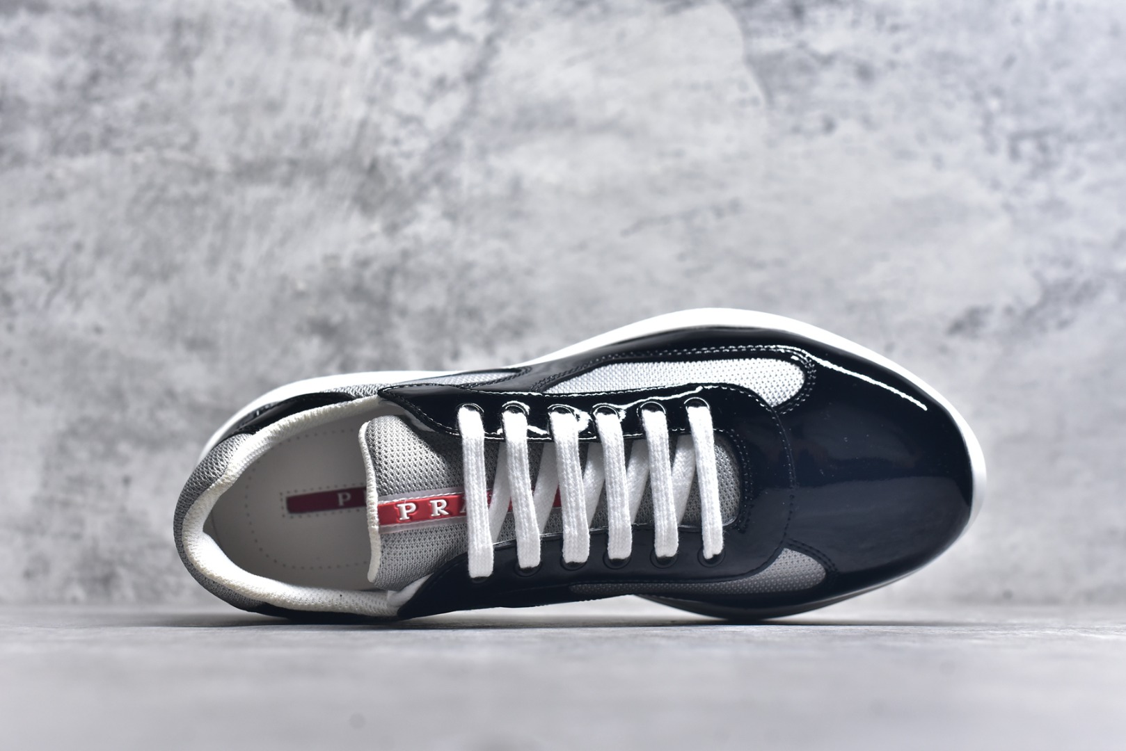 图片[4]-#外贸鬼佬版 东莞纯原顶级品质 原版一比一开发 普拉达 Prada Linea Rossa 徽标彰显独特的设计格调 （正品原版黑色外盒版本⚠️）海外畅销版 低帮休闲运动鞋 3厘米轻质柔韧鞋底 橡胶胎面花纹 海淘代购同渠道品质 高端零售 外贸充正专供 完美楦型 正确卡色 质感媲美原版 细节与原版一致 请注意区分市面版本 尺码：40 41 42 43 44 45 46 47-选品中心