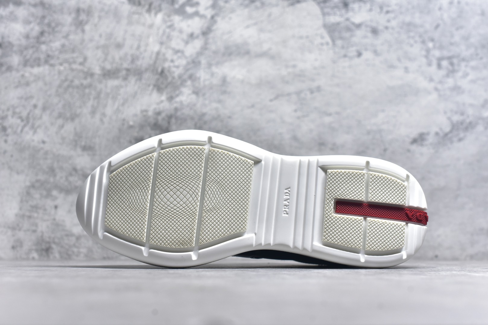 图片[6]-#外贸鬼佬版 东莞纯原顶级品质 原版一比一开发 普拉达 Prada Linea Rossa 徽标彰显独特的设计格调 （正品原版黑色外盒版本⚠️）海外畅销版 低帮休闲运动鞋 3厘米轻质柔韧鞋底 橡胶胎面花纹 海淘代购同渠道品质 高端零售 外贸充正专供 完美楦型 正确卡色 质感媲美原版 细节与原版一致 请注意区分市面版本 尺码：40 41 42 43 44 45 46 47-选品中心