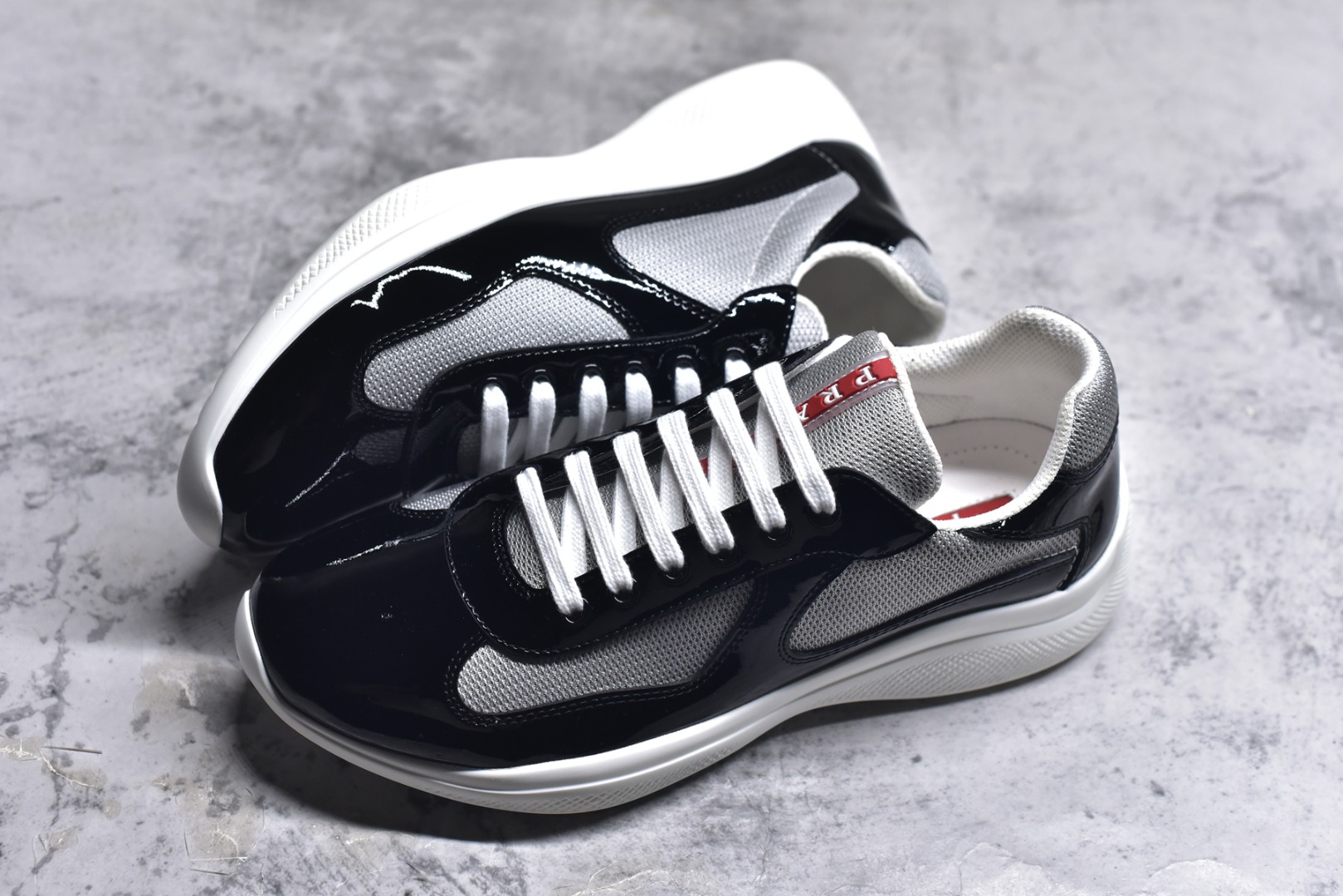 图片[7]-#外贸鬼佬版 东莞纯原顶级品质 原版一比一开发 普拉达 Prada Linea Rossa 徽标彰显独特的设计格调 （正品原版黑色外盒版本⚠️）海外畅销版 低帮休闲运动鞋 3厘米轻质柔韧鞋底 橡胶胎面花纹 海淘代购同渠道品质 高端零售 外贸充正专供 完美楦型 正确卡色 质感媲美原版 细节与原版一致 请注意区分市面版本 尺码：40 41 42 43 44 45 46 47-选品中心