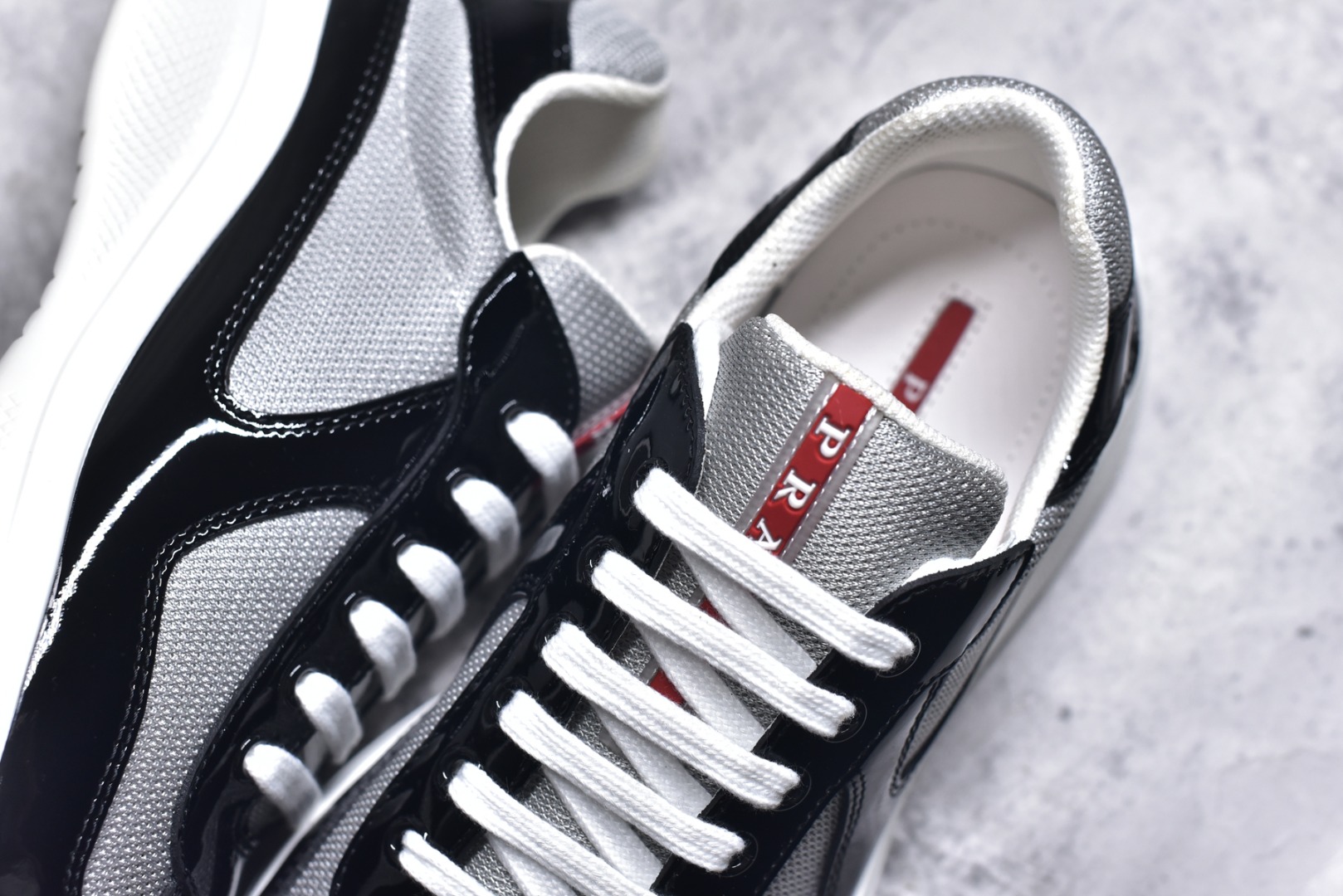 图片[9]-#外贸鬼佬版 东莞纯原顶级品质 原版一比一开发 普拉达 Prada Linea Rossa 徽标彰显独特的设计格调 （正品原版黑色外盒版本⚠️）海外畅销版 低帮休闲运动鞋 3厘米轻质柔韧鞋底 橡胶胎面花纹 海淘代购同渠道品质 高端零售 外贸充正专供 完美楦型 正确卡色 质感媲美原版 细节与原版一致 请注意区分市面版本 尺码：40 41 42 43 44 45 46 47-选品中心