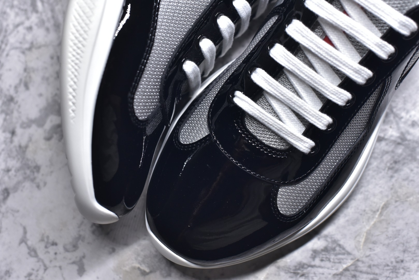 图片[8]-#外贸鬼佬版 东莞纯原顶级品质 原版一比一开发 普拉达 Prada Linea Rossa 徽标彰显独特的设计格调 （正品原版黑色外盒版本⚠️）海外畅销版 低帮休闲运动鞋 3厘米轻质柔韧鞋底 橡胶胎面花纹 海淘代购同渠道品质 高端零售 外贸充正专供 完美楦型 正确卡色 质感媲美原版 细节与原版一致 请注意区分市面版本 尺码：40 41 42 43 44 45 46 47-选品中心