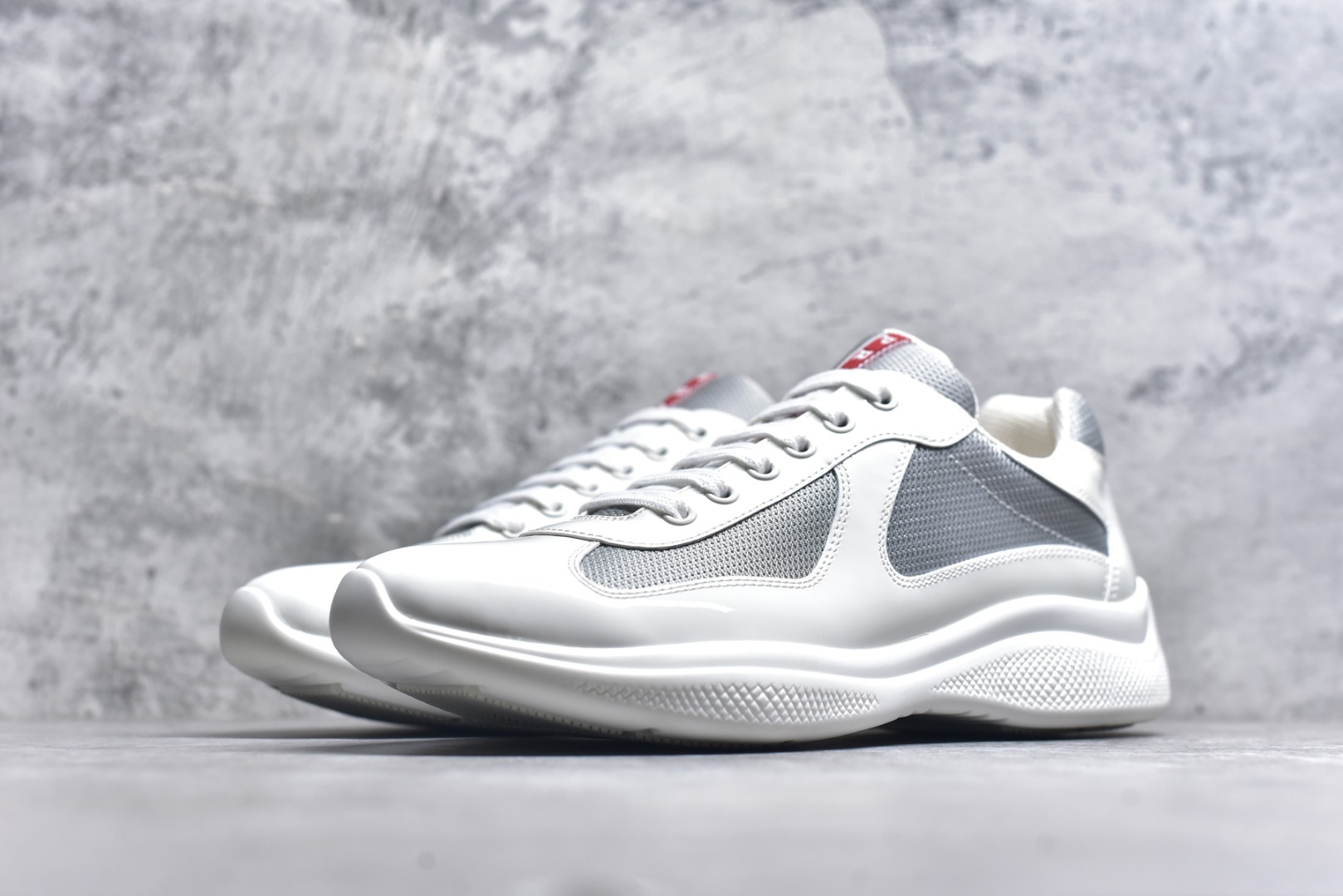 图片[2]-#外贸鬼佬版 东莞纯原顶级品质 原版一比一开发 普拉达 Prada Linea Rossa 徽标彰显独特的设计格调 （正品原版黑色外盒版本⚠️）海外畅销版 低帮休闲运动鞋 3厘米轻质柔韧鞋底 橡胶胎面花纹 海淘代购同渠道品质 高端零售 外贸充正专供 完美楦型 正确卡色 质感媲美原版 细节与原版一致 请注意区分市面版本 尺码：40 41 42 43 44 45 46 47-选品中心