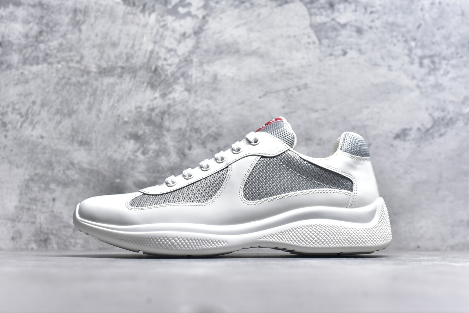 #外贸鬼佬版 东莞纯原顶级品质 原版一比一开发 普拉达 Prada Linea Rossa 徽标彰显独特的设计格调 （正品原版黑色外盒版本⚠️）海外畅销版 低帮休闲运动鞋 3厘米轻质柔韧鞋底 橡胶胎面花纹 海淘代购同渠道品质 高端零售 外贸充正专供 完美楦型 正确卡色 质感媲美原版 细节与原版一致 请注意区分市面版本 尺码：40 41 42 43 44 45 46 47-选品中心