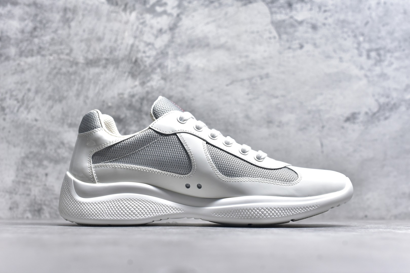 图片[3]-#外贸鬼佬版 东莞纯原顶级品质 原版一比一开发 普拉达 Prada Linea Rossa 徽标彰显独特的设计格调 （正品原版黑色外盒版本⚠️）海外畅销版 低帮休闲运动鞋 3厘米轻质柔韧鞋底 橡胶胎面花纹 海淘代购同渠道品质 高端零售 外贸充正专供 完美楦型 正确卡色 质感媲美原版 细节与原版一致 请注意区分市面版本 尺码：40 41 42 43 44 45 46 47-选品中心