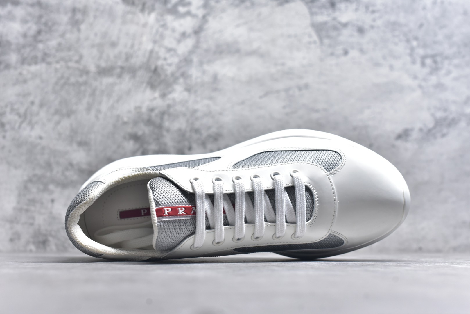 图片[4]-#外贸鬼佬版 东莞纯原顶级品质 原版一比一开发 普拉达 Prada Linea Rossa 徽标彰显独特的设计格调 （正品原版黑色外盒版本⚠️）海外畅销版 低帮休闲运动鞋 3厘米轻质柔韧鞋底 橡胶胎面花纹 海淘代购同渠道品质 高端零售 外贸充正专供 完美楦型 正确卡色 质感媲美原版 细节与原版一致 请注意区分市面版本 尺码：40 41 42 43 44 45 46 47-选品中心