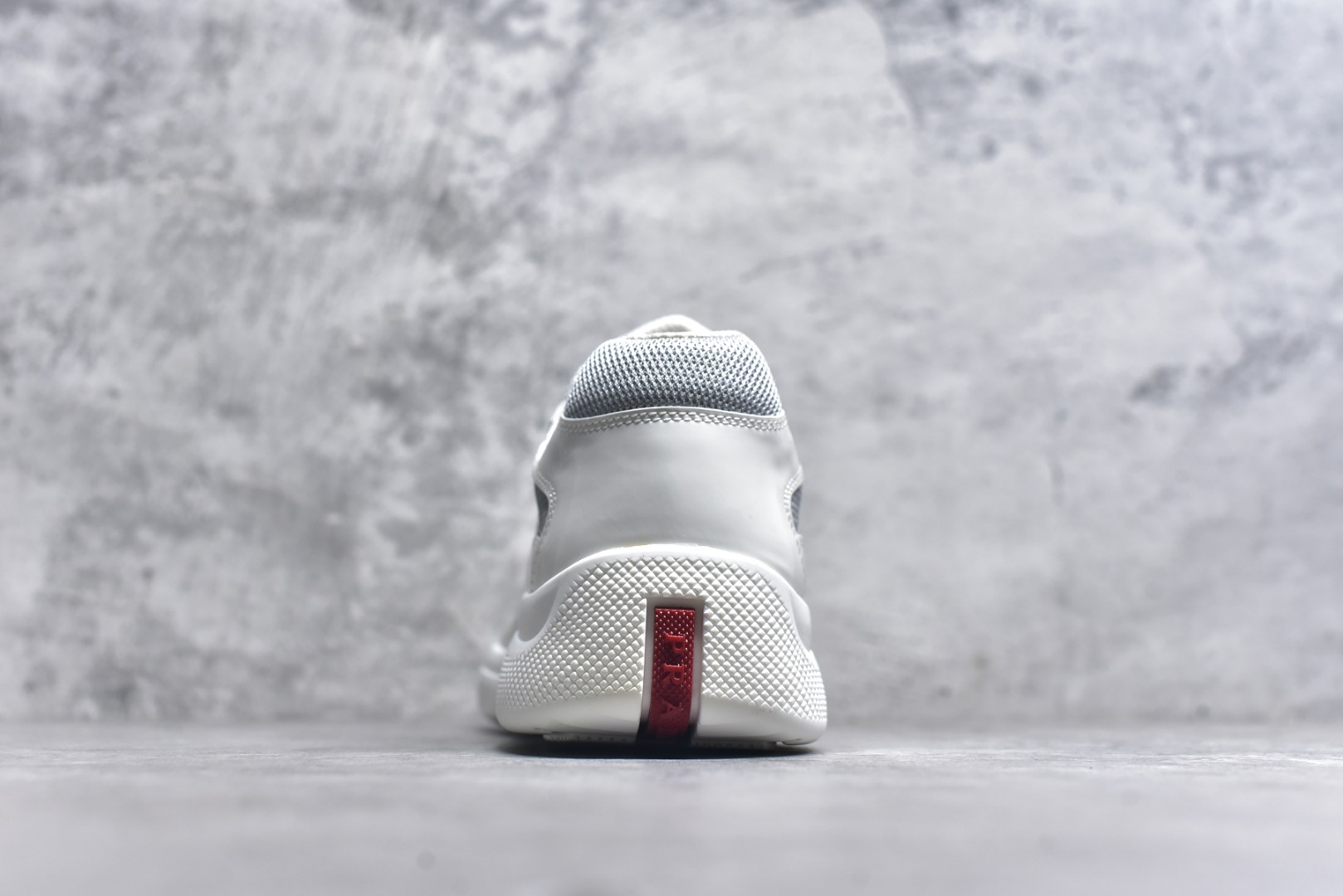 图片[5]-#外贸鬼佬版 东莞纯原顶级品质 原版一比一开发 普拉达 Prada Linea Rossa 徽标彰显独特的设计格调 （正品原版黑色外盒版本⚠️）海外畅销版 低帮休闲运动鞋 3厘米轻质柔韧鞋底 橡胶胎面花纹 海淘代购同渠道品质 高端零售 外贸充正专供 完美楦型 正确卡色 质感媲美原版 细节与原版一致 请注意区分市面版本 尺码：40 41 42 43 44 45 46 47-选品中心