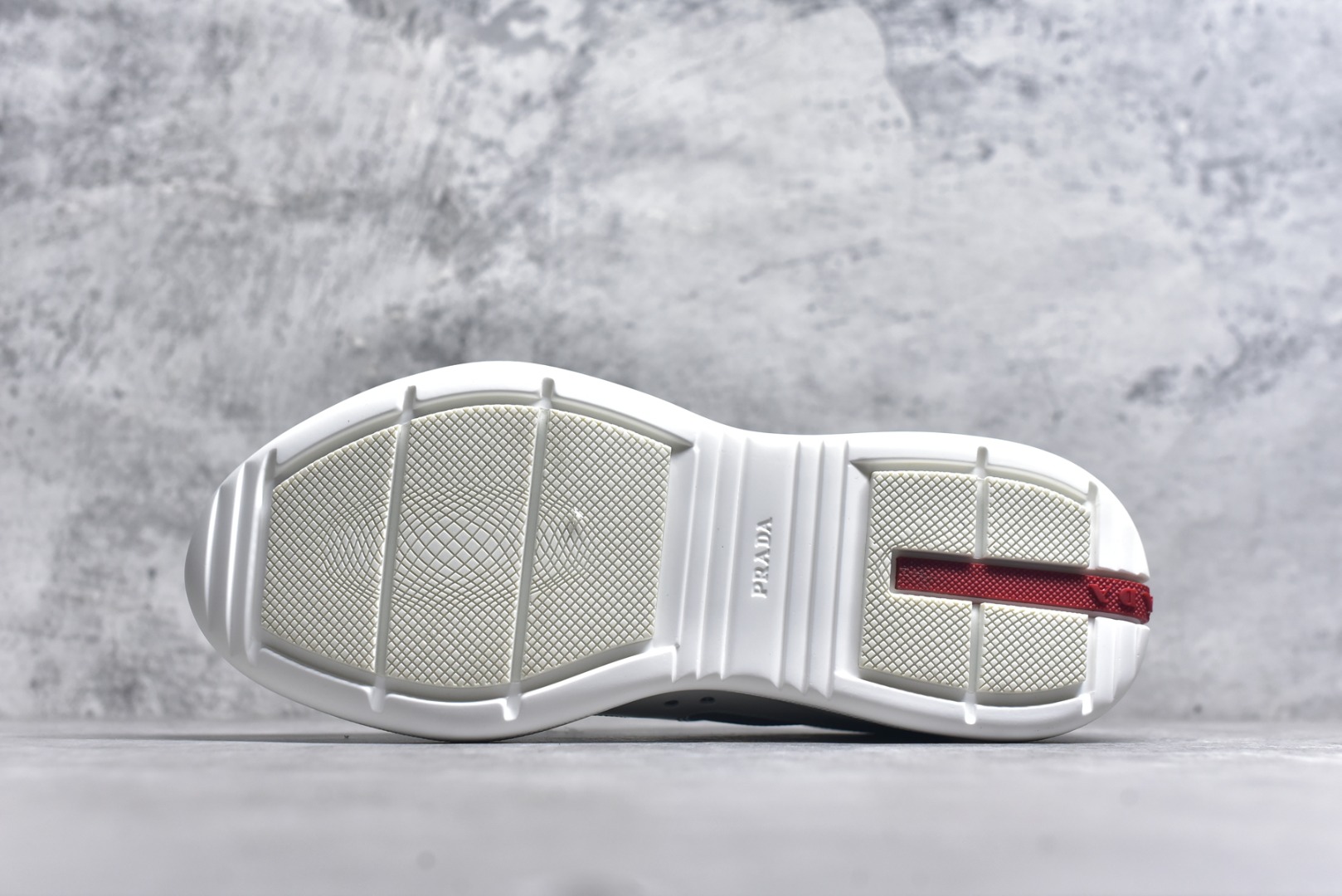 图片[6]-#外贸鬼佬版 东莞纯原顶级品质 原版一比一开发 普拉达 Prada Linea Rossa 徽标彰显独特的设计格调 （正品原版黑色外盒版本⚠️）海外畅销版 低帮休闲运动鞋 3厘米轻质柔韧鞋底 橡胶胎面花纹 海淘代购同渠道品质 高端零售 外贸充正专供 完美楦型 正确卡色 质感媲美原版 细节与原版一致 请注意区分市面版本 尺码：40 41 42 43 44 45 46 47-选品中心