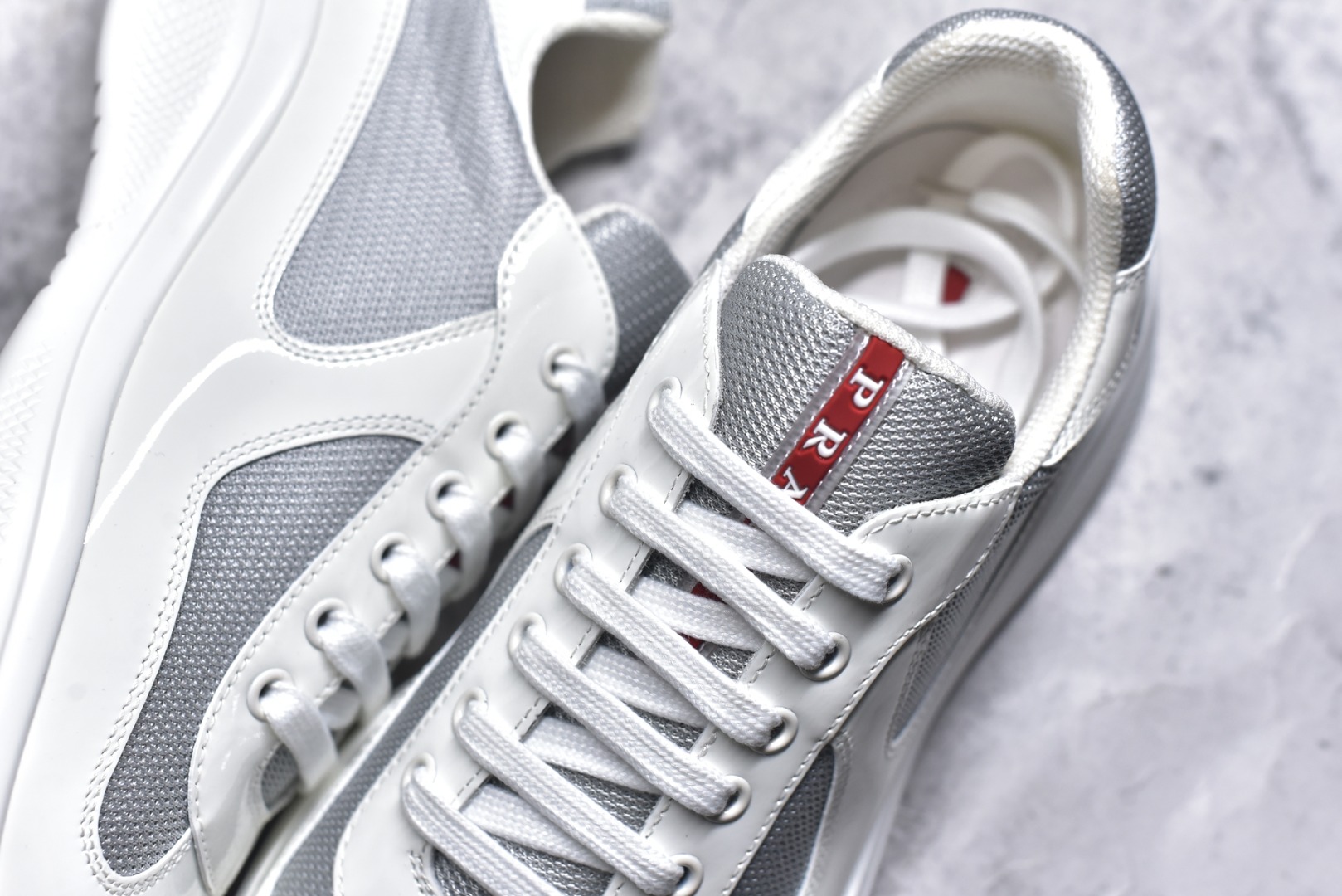 图片[9]-#外贸鬼佬版 东莞纯原顶级品质 原版一比一开发 普拉达 Prada Linea Rossa 徽标彰显独特的设计格调 （正品原版黑色外盒版本⚠️）海外畅销版 低帮休闲运动鞋 3厘米轻质柔韧鞋底 橡胶胎面花纹 海淘代购同渠道品质 高端零售 外贸充正专供 完美楦型 正确卡色 质感媲美原版 细节与原版一致 请注意区分市面版本 尺码：40 41 42 43 44 45 46 47-选品中心