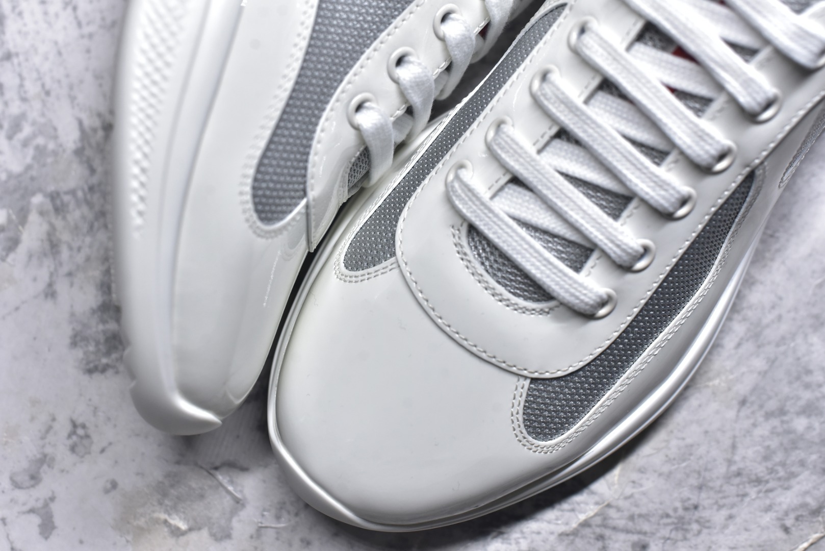 图片[8]-#外贸鬼佬版 东莞纯原顶级品质 原版一比一开发 普拉达 Prada Linea Rossa 徽标彰显独特的设计格调 （正品原版黑色外盒版本⚠️）海外畅销版 低帮休闲运动鞋 3厘米轻质柔韧鞋底 橡胶胎面花纹 海淘代购同渠道品质 高端零售 外贸充正专供 完美楦型 正确卡色 质感媲美原版 细节与原版一致 请注意区分市面版本 尺码：40 41 42 43 44 45 46 47-选品中心