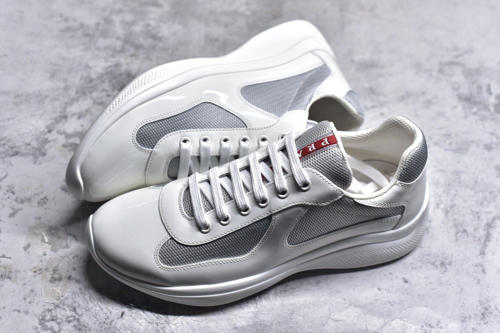 图片[7]-#外贸鬼佬版 东莞纯原顶级品质 原版一比一开发 普拉达 Prada Linea Rossa 徽标彰显独特的设计格调 （正品原版黑色外盒版本⚠️）海外畅销版 低帮休闲运动鞋 3厘米轻质柔韧鞋底 橡胶胎面花纹 海淘代购同渠道品质 高端零售 外贸充正专供 完美楦型 正确卡色 质感媲美原版 细节与原版一致 请注意区分市面版本 尺码：40 41 42 43 44 45 46 47-选品中心