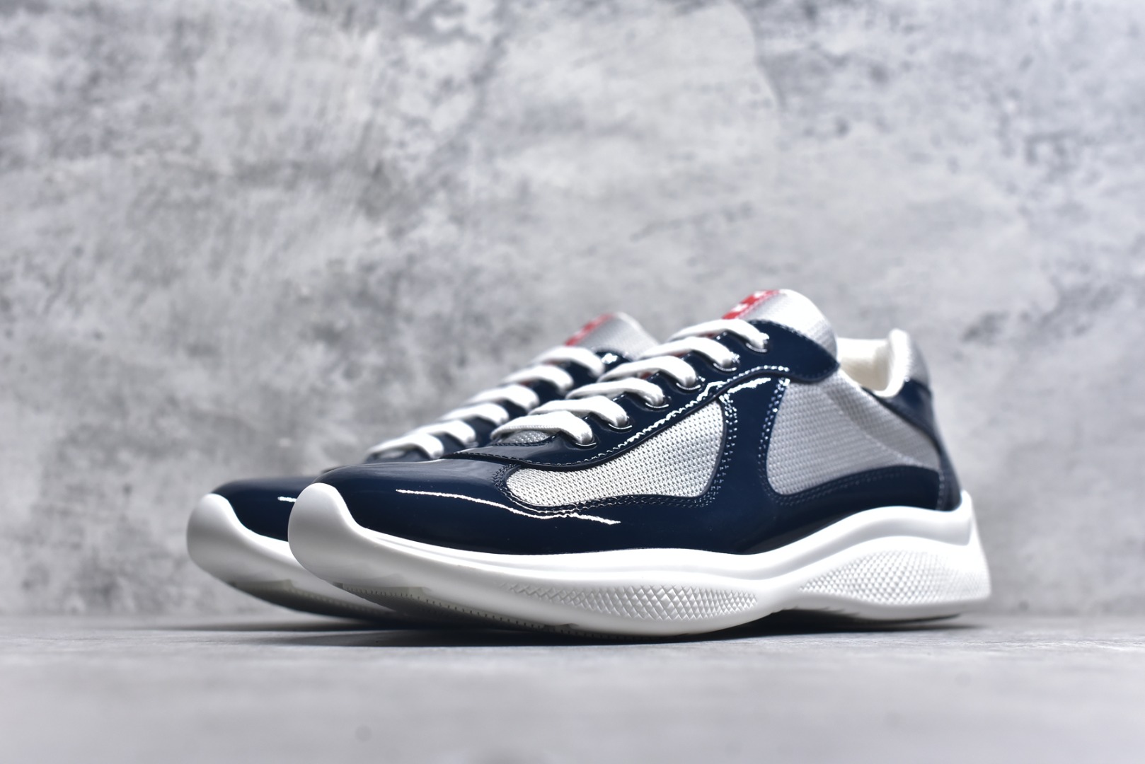 图片[2]-#外贸鬼佬版 东莞纯原顶级品质 原版一比一开发 普拉达 Prada Linea Rossa 徽标彰显独特的设计格调 （正品原版黑色外盒版本⚠️）海外畅销版 低帮休闲运动鞋 3厘米轻质柔韧鞋底 橡胶胎面花纹 海淘代购同渠道品质 高端零售 外贸充正专供 完美楦型 正确卡色 质感媲美原版 细节与原版一致 请注意区分市面版本 尺码：40 41 42 43 44 45 46 47-选品中心