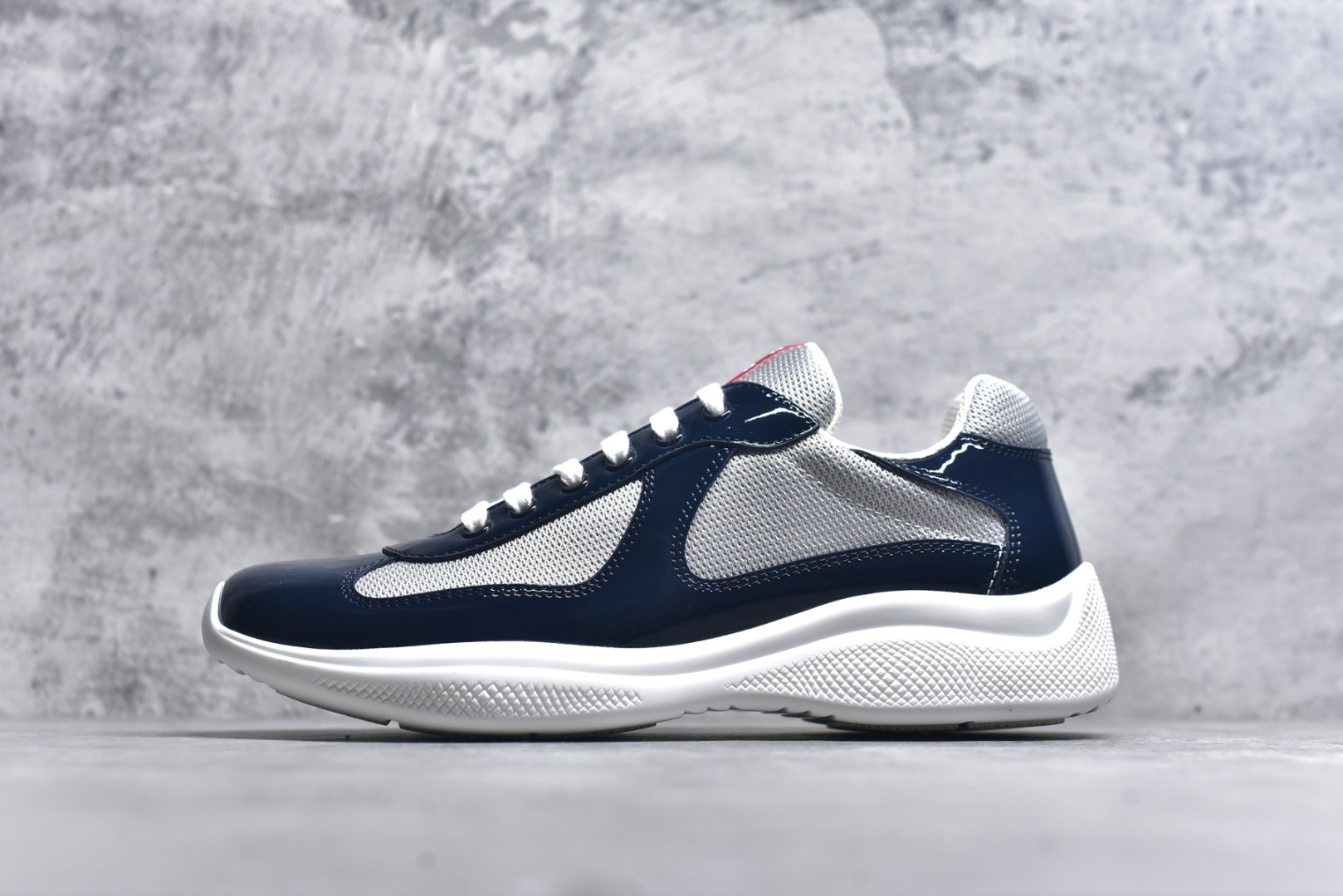 #外贸鬼佬版 东莞纯原顶级品质 原版一比一开发 普拉达 Prada Linea Rossa 徽标彰显独特的设计格调 （正品原版黑色外盒版本⚠️）海外畅销版 低帮休闲运动鞋 3厘米轻质柔韧鞋底 橡胶胎面花纹 海淘代购同渠道品质 高端零售 外贸充正专供 完美楦型 正确卡色 质感媲美原版 细节与原版一致 请注意区分市面版本 尺码：40 41 42 43 44 45 46 47-选品中心