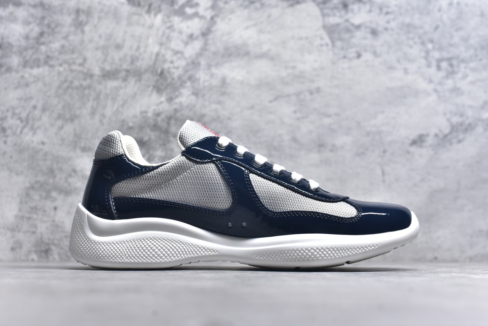 图片[3]-#外贸鬼佬版 东莞纯原顶级品质 原版一比一开发 普拉达 Prada Linea Rossa 徽标彰显独特的设计格调 （正品原版黑色外盒版本⚠️）海外畅销版 低帮休闲运动鞋 3厘米轻质柔韧鞋底 橡胶胎面花纹 海淘代购同渠道品质 高端零售 外贸充正专供 完美楦型 正确卡色 质感媲美原版 细节与原版一致 请注意区分市面版本 尺码：40 41 42 43 44 45 46 47-选品中心