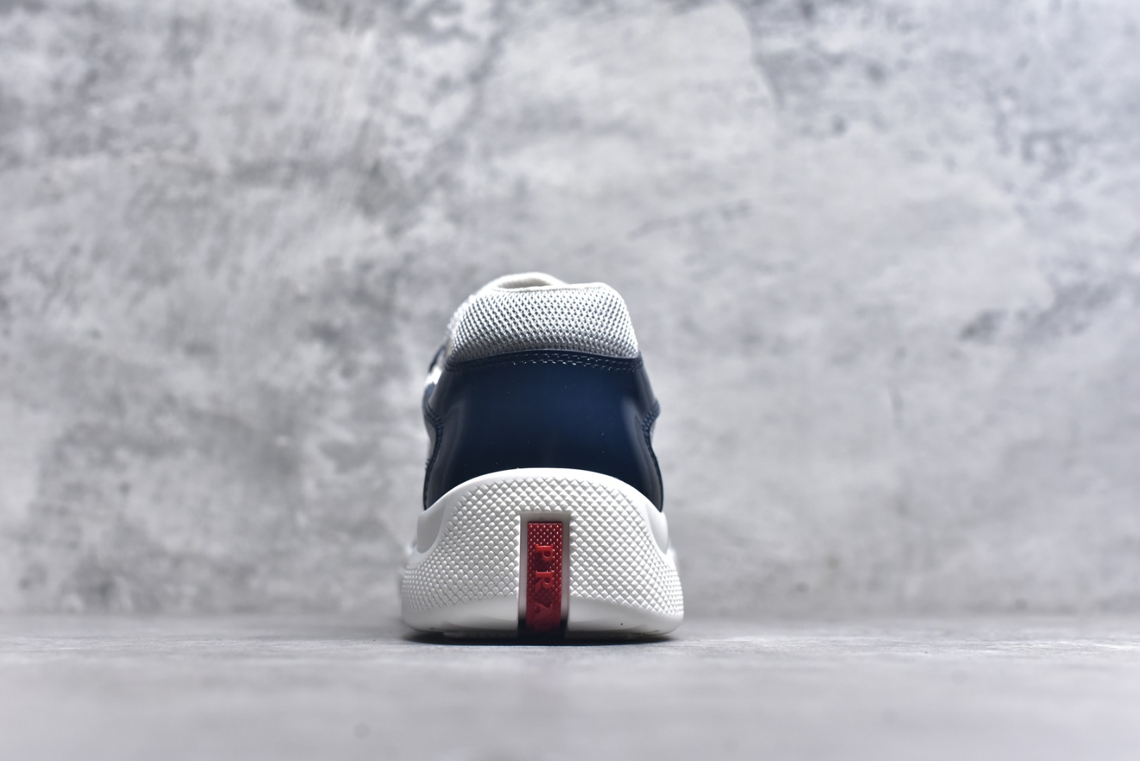 图片[5]-#外贸鬼佬版 东莞纯原顶级品质 原版一比一开发 普拉达 Prada Linea Rossa 徽标彰显独特的设计格调 （正品原版黑色外盒版本⚠️）海外畅销版 低帮休闲运动鞋 3厘米轻质柔韧鞋底 橡胶胎面花纹 海淘代购同渠道品质 高端零售 外贸充正专供 完美楦型 正确卡色 质感媲美原版 细节与原版一致 请注意区分市面版本 尺码：40 41 42 43 44 45 46 47-选品中心