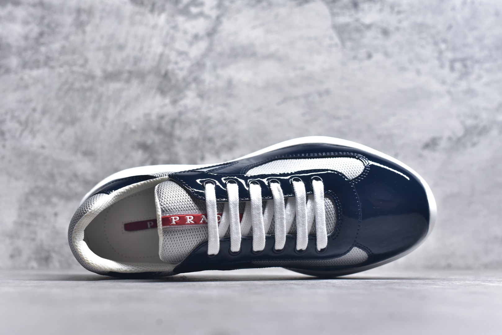 图片[4]-#外贸鬼佬版 东莞纯原顶级品质 原版一比一开发 普拉达 Prada Linea Rossa 徽标彰显独特的设计格调 （正品原版黑色外盒版本⚠️）海外畅销版 低帮休闲运动鞋 3厘米轻质柔韧鞋底 橡胶胎面花纹 海淘代购同渠道品质 高端零售 外贸充正专供 完美楦型 正确卡色 质感媲美原版 细节与原版一致 请注意区分市面版本 尺码：40 41 42 43 44 45 46 47-选品中心