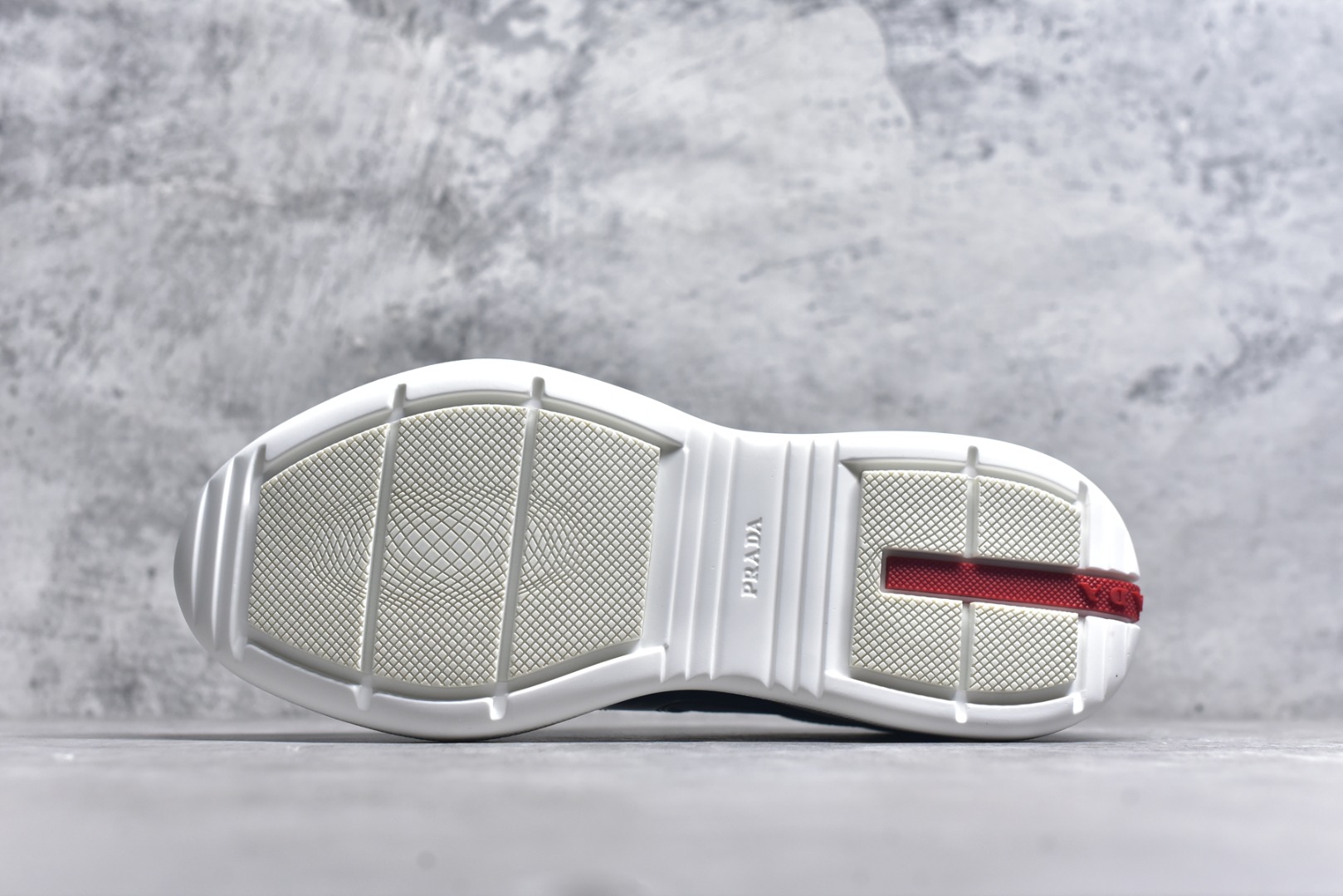 图片[6]-#外贸鬼佬版 东莞纯原顶级品质 原版一比一开发 普拉达 Prada Linea Rossa 徽标彰显独特的设计格调 （正品原版黑色外盒版本⚠️）海外畅销版 低帮休闲运动鞋 3厘米轻质柔韧鞋底 橡胶胎面花纹 海淘代购同渠道品质 高端零售 外贸充正专供 完美楦型 正确卡色 质感媲美原版 细节与原版一致 请注意区分市面版本 尺码：40 41 42 43 44 45 46 47-选品中心
