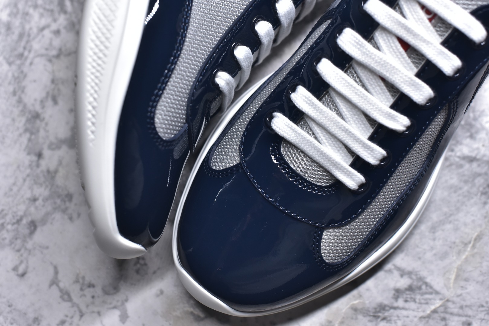 图片[8]-#外贸鬼佬版 东莞纯原顶级品质 原版一比一开发 普拉达 Prada Linea Rossa 徽标彰显独特的设计格调 （正品原版黑色外盒版本⚠️）海外畅销版 低帮休闲运动鞋 3厘米轻质柔韧鞋底 橡胶胎面花纹 海淘代购同渠道品质 高端零售 外贸充正专供 完美楦型 正确卡色 质感媲美原版 细节与原版一致 请注意区分市面版本 尺码：40 41 42 43 44 45 46 47-选品中心