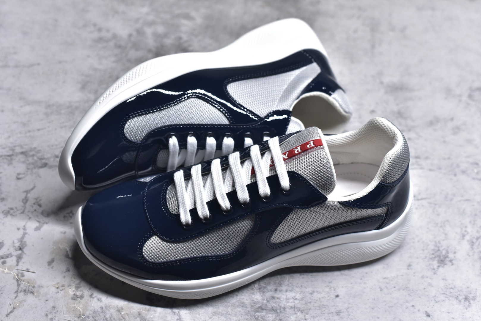 图片[7]-#外贸鬼佬版 东莞纯原顶级品质 原版一比一开发 普拉达 Prada Linea Rossa 徽标彰显独特的设计格调 （正品原版黑色外盒版本⚠️）海外畅销版 低帮休闲运动鞋 3厘米轻质柔韧鞋底 橡胶胎面花纹 海淘代购同渠道品质 高端零售 外贸充正专供 完美楦型 正确卡色 质感媲美原版 细节与原版一致 请注意区分市面版本 尺码：40 41 42 43 44 45 46 47-选品中心