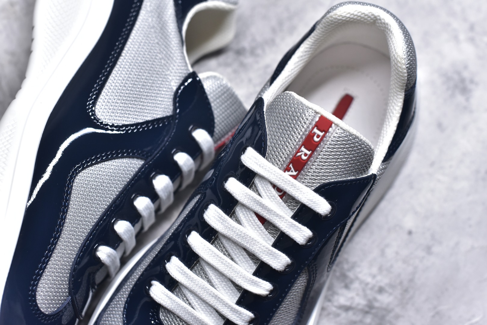 图片[9]-#外贸鬼佬版 东莞纯原顶级品质 原版一比一开发 普拉达 Prada Linea Rossa 徽标彰显独特的设计格调 （正品原版黑色外盒版本⚠️）海外畅销版 低帮休闲运动鞋 3厘米轻质柔韧鞋底 橡胶胎面花纹 海淘代购同渠道品质 高端零售 外贸充正专供 完美楦型 正确卡色 质感媲美原版 细节与原版一致 请注意区分市面版本 尺码：40 41 42 43 44 45 46 47-选品中心