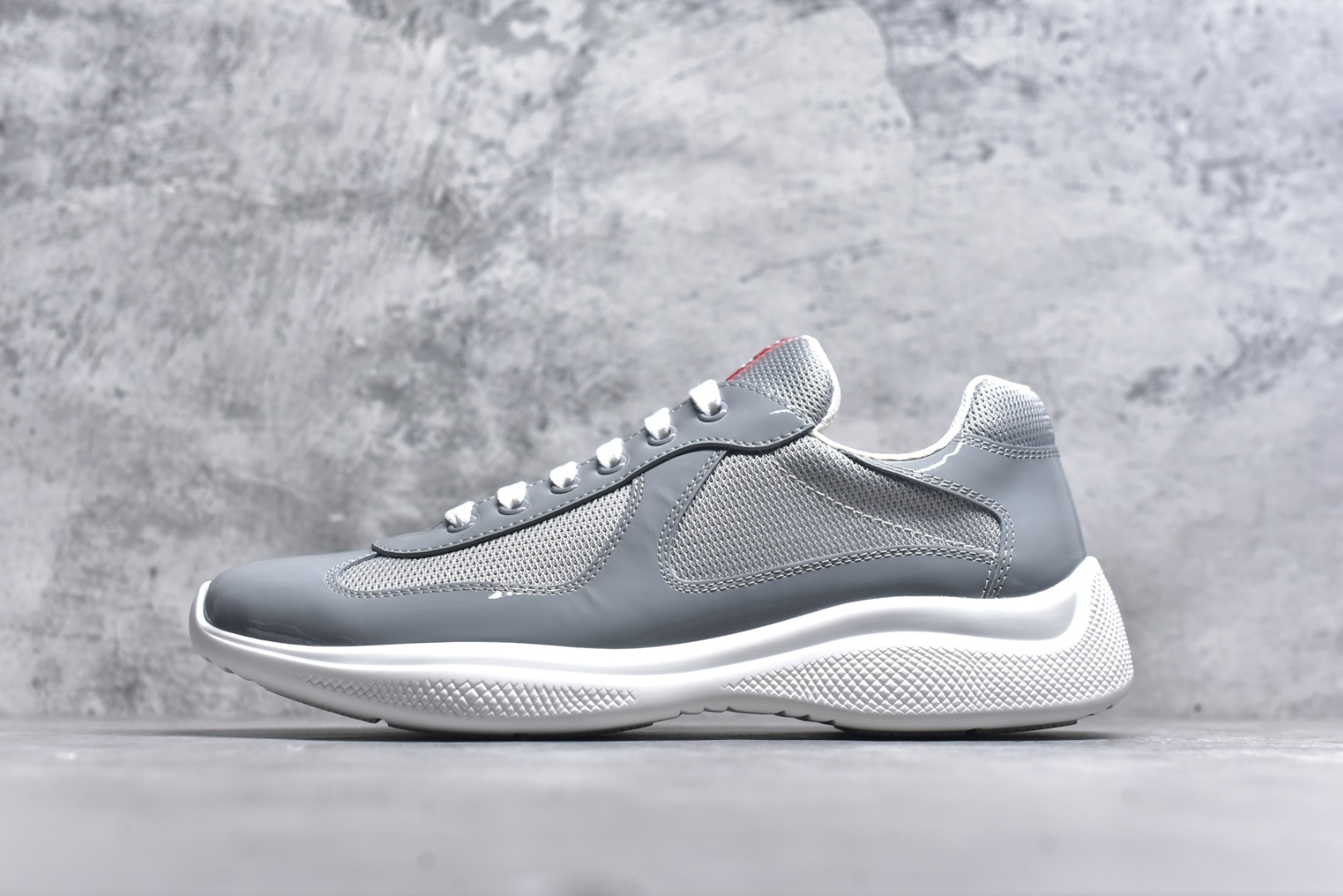 #外贸鬼佬版 东莞纯原顶级品质 原版一比一开发 普拉达 Prada Linea Rossa 徽标彰显独特的设计格调 （正品原版黑色外盒版本⚠️）海外畅销版 低帮休闲运动鞋 3厘米轻质柔韧鞋底 橡胶胎面花纹 海淘代购同渠道品质 高端零售 外贸充正专供 完美楦型 正确卡色 质感媲美原版 细节与原版一致 请注意区分市面版本 尺码：40 41 42 43 44 45 46 47-选品中心