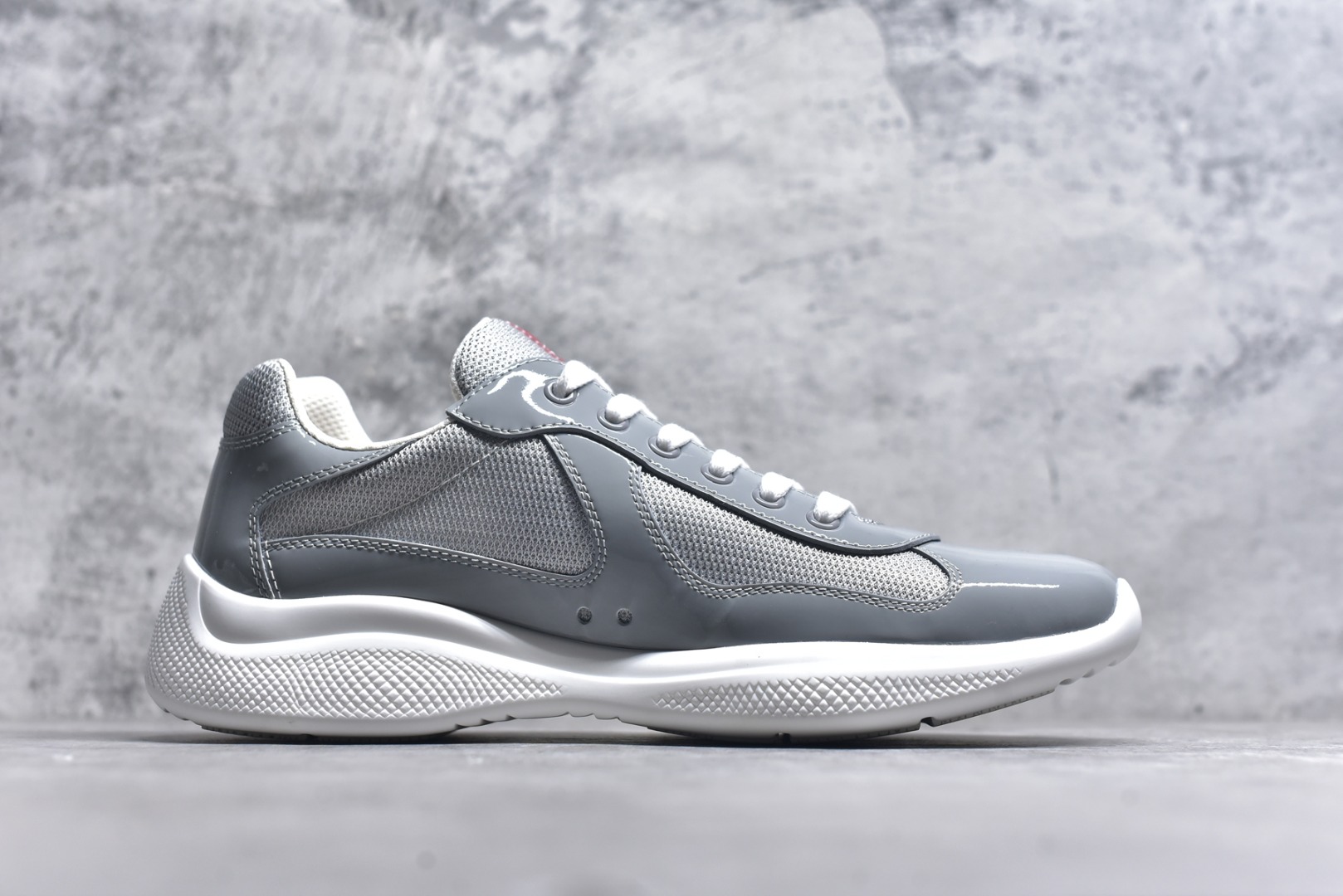 图片[3]-#外贸鬼佬版 东莞纯原顶级品质 原版一比一开发 普拉达 Prada Linea Rossa 徽标彰显独特的设计格调 （正品原版黑色外盒版本⚠️）海外畅销版 低帮休闲运动鞋 3厘米轻质柔韧鞋底 橡胶胎面花纹 海淘代购同渠道品质 高端零售 外贸充正专供 完美楦型 正确卡色 质感媲美原版 细节与原版一致 请注意区分市面版本 尺码：40 41 42 43 44 45 46 47-选品中心