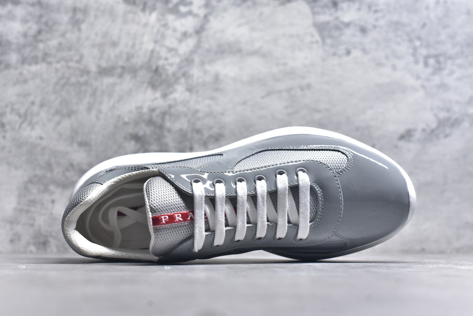 图片[4]-#外贸鬼佬版 东莞纯原顶级品质 原版一比一开发 普拉达 Prada Linea Rossa 徽标彰显独特的设计格调 （正品原版黑色外盒版本⚠️）海外畅销版 低帮休闲运动鞋 3厘米轻质柔韧鞋底 橡胶胎面花纹 海淘代购同渠道品质 高端零售 外贸充正专供 完美楦型 正确卡色 质感媲美原版 细节与原版一致 请注意区分市面版本 尺码：40 41 42 43 44 45 46 47-选品中心