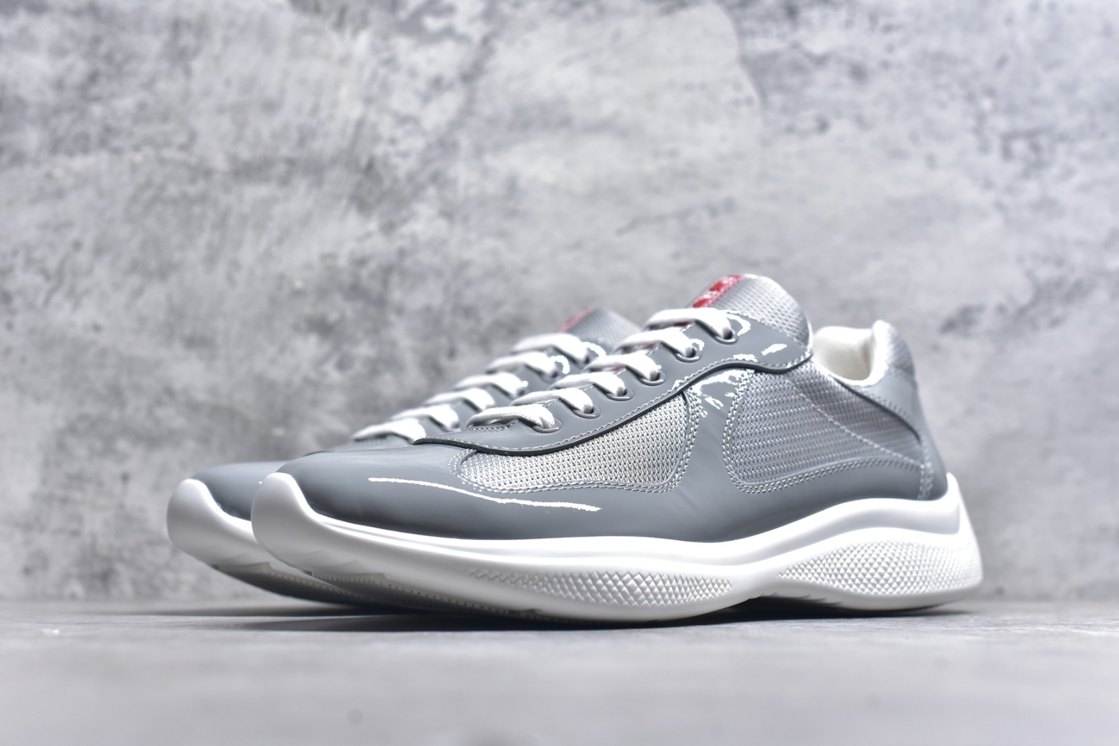 图片[2]-#外贸鬼佬版 东莞纯原顶级品质 原版一比一开发 普拉达 Prada Linea Rossa 徽标彰显独特的设计格调 （正品原版黑色外盒版本⚠️）海外畅销版 低帮休闲运动鞋 3厘米轻质柔韧鞋底 橡胶胎面花纹 海淘代购同渠道品质 高端零售 外贸充正专供 完美楦型 正确卡色 质感媲美原版 细节与原版一致 请注意区分市面版本 尺码：40 41 42 43 44 45 46 47-选品中心